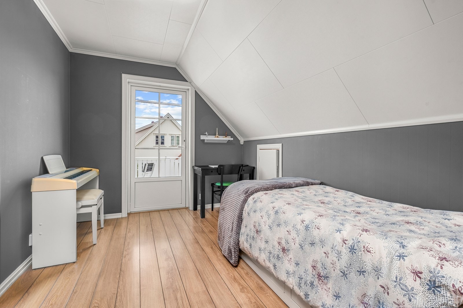 Soverom nummer tre er på 9m² med tilgang til knekott for ekstra med oppbevaringsplass. Videre får man også direkte adgang til boligens største terrasse. Galleribilde