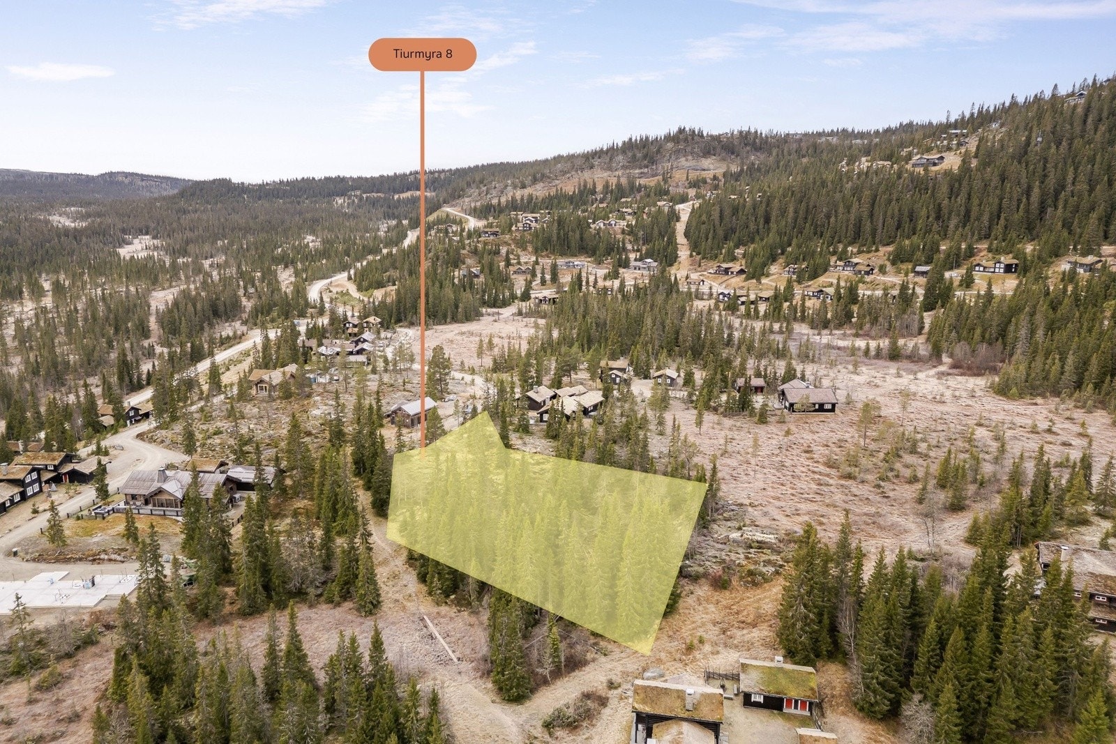 Tomten har en attraktiv beliggenhet på Kvitfjell vest, 748 meter over havet og med en størrelse på hele 2,045 m². Galleribilde