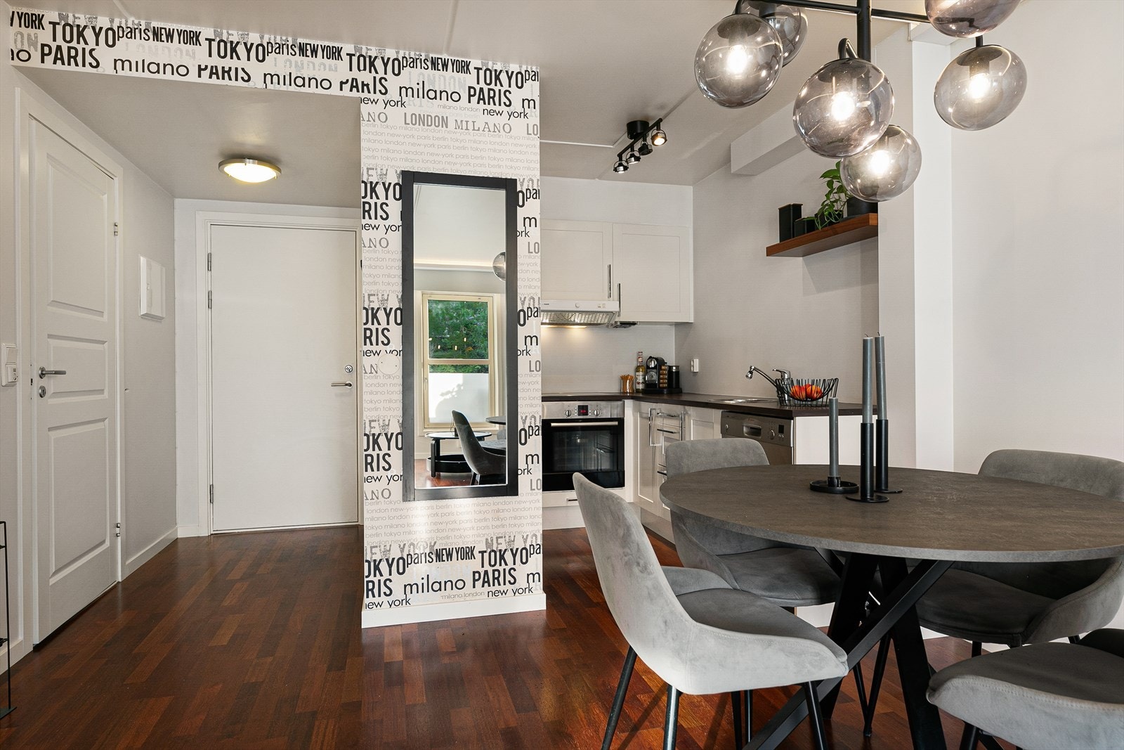 Stue og kjøkken. Galleribilde