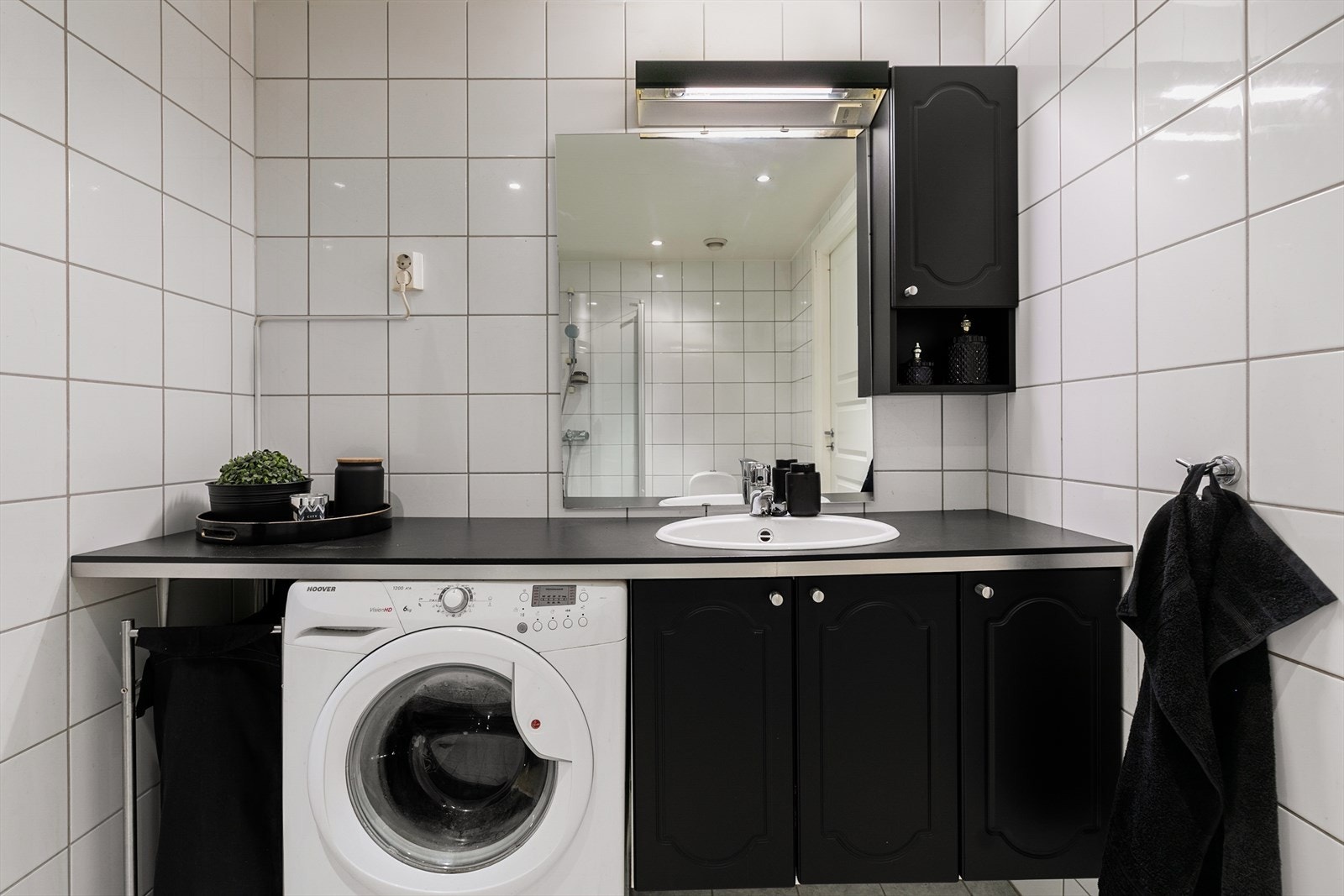 Badet er utstyrt med toalett, servant med skap og dusjnisje med innfellbare glassdører. Galleribilde