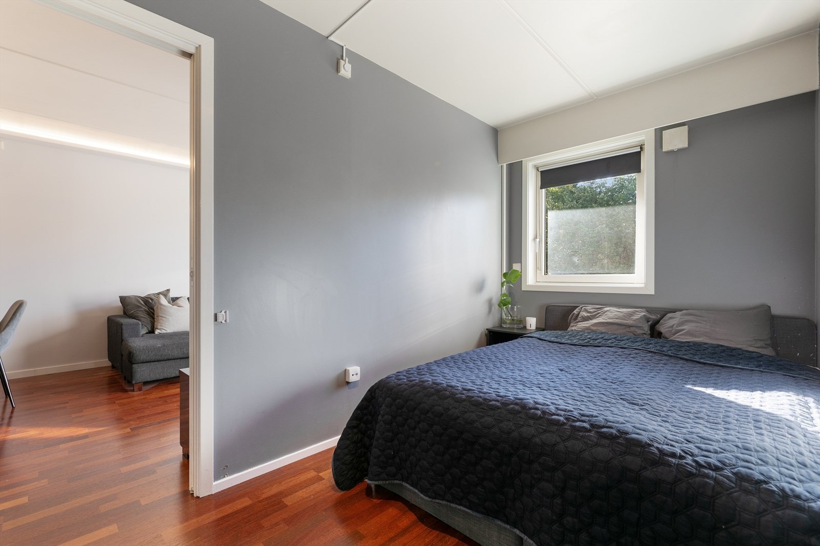 Soverommet har pent malte overflater og tilgang til bod/garderobe via skyvedører. Galleribilde