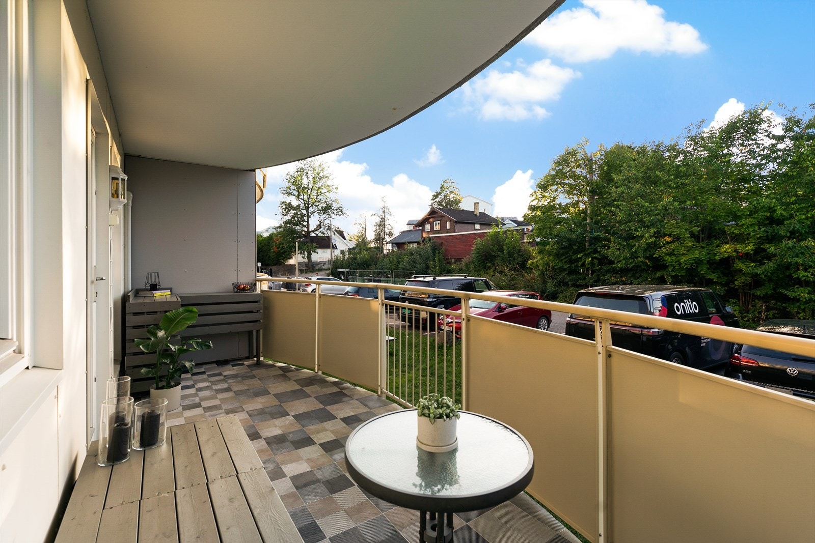 Balkong på 10 m² med plass til utemøbler og beplantning. Galleribilde