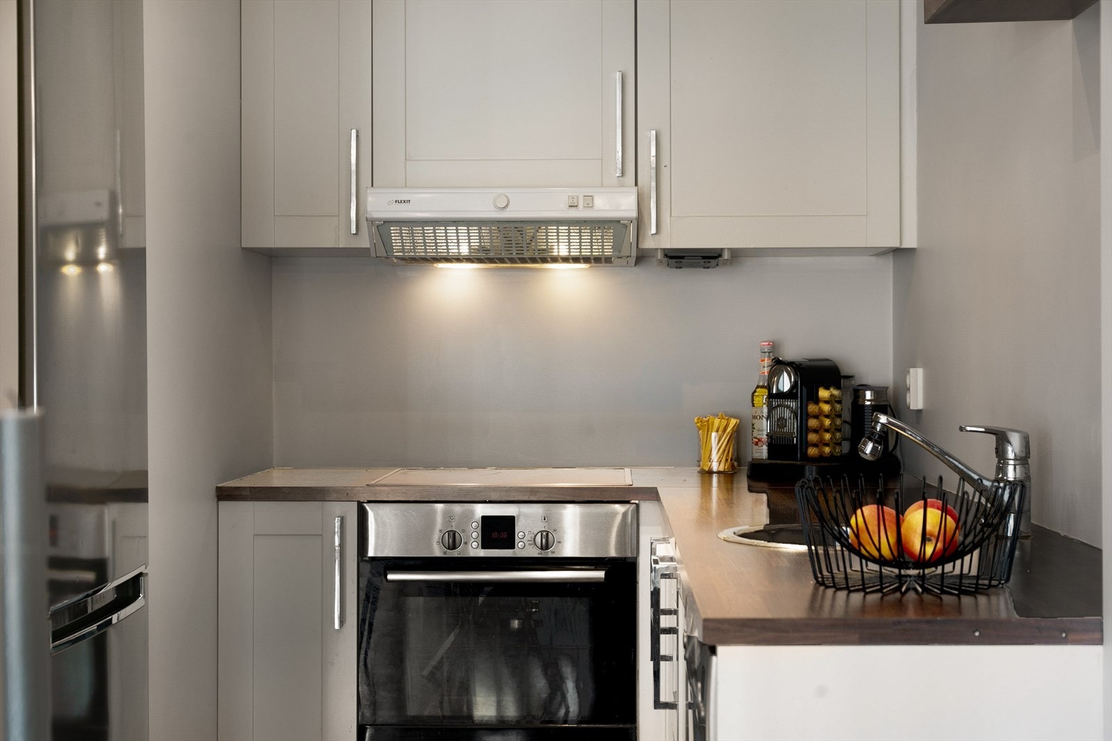 Innredningen er klassisk med hvite, profilerte fronter, laminat benkeplate og takhøye overskap. Galleribilde