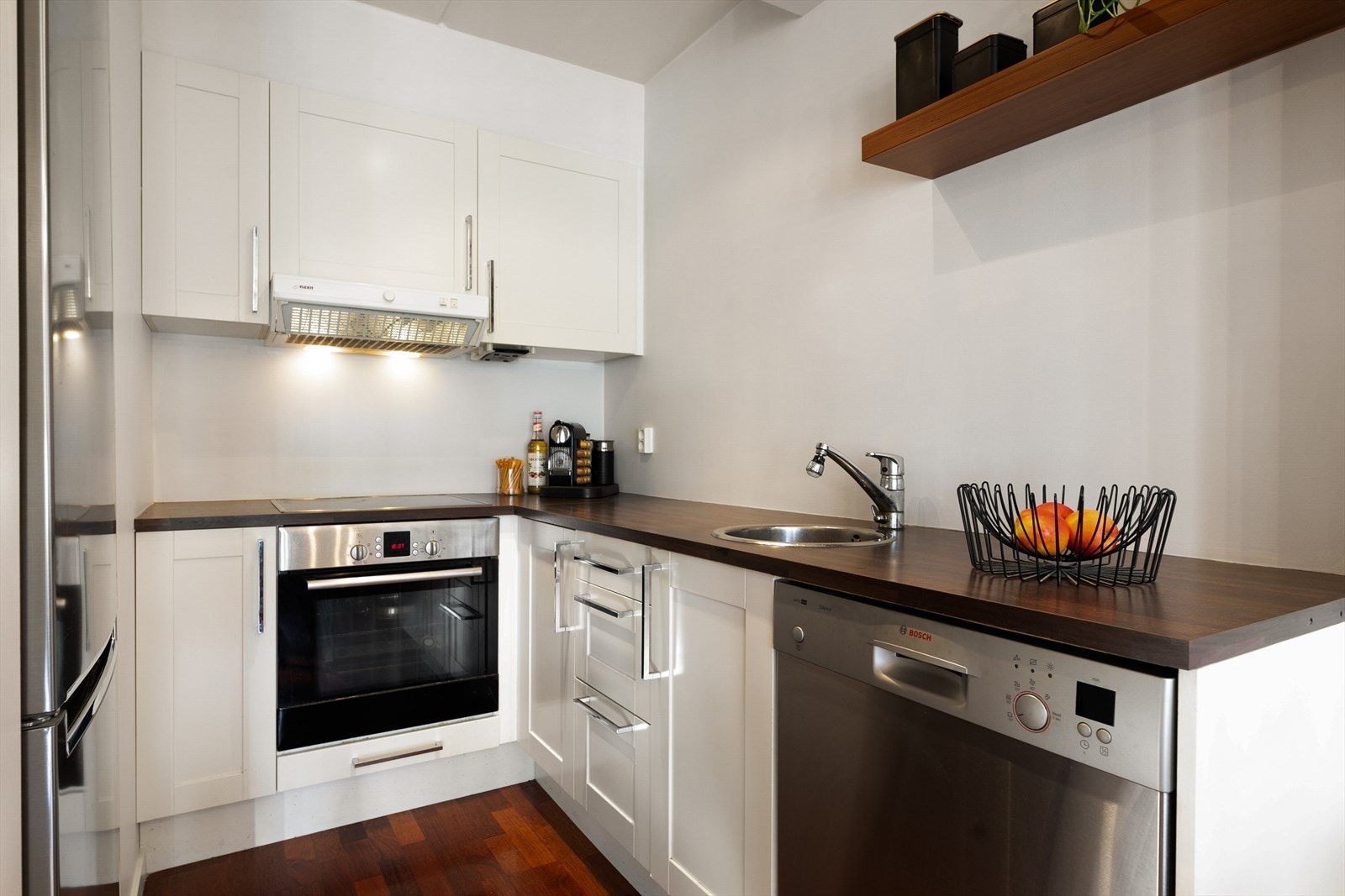 Kjøkken i åpen løsning med stue og med naturlig plass for spisebord. Galleribilde