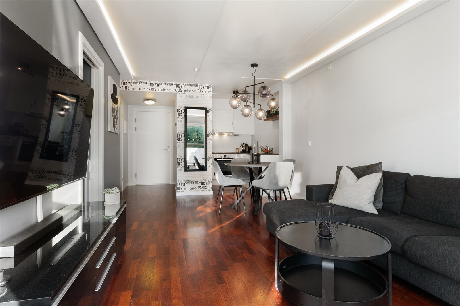 Rommet har fint lysinnslipp, malte overflater og parkett på gulv. Galleribilde