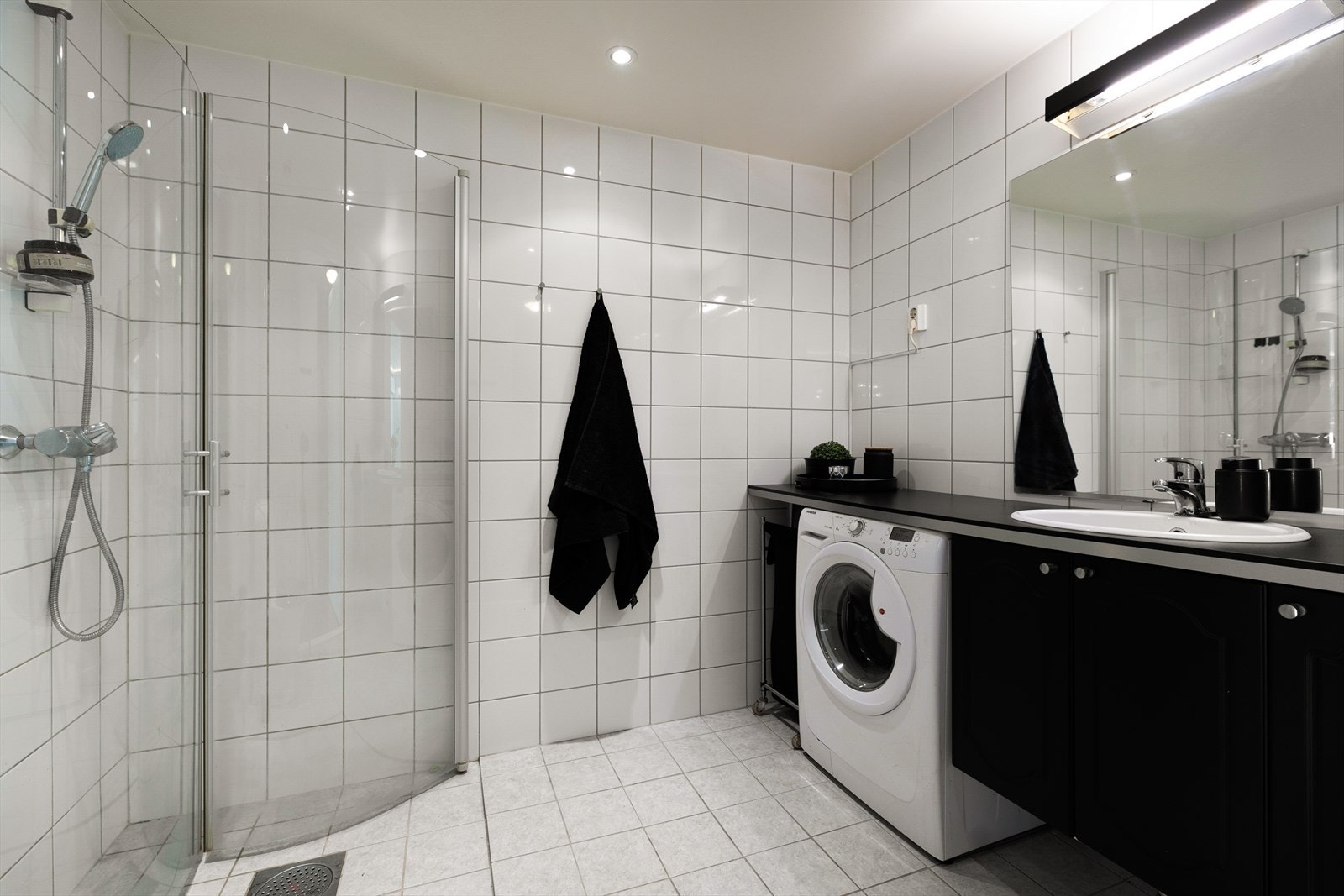 Pent, flislagt baderom i tidløse fargetoner. Galleribilde