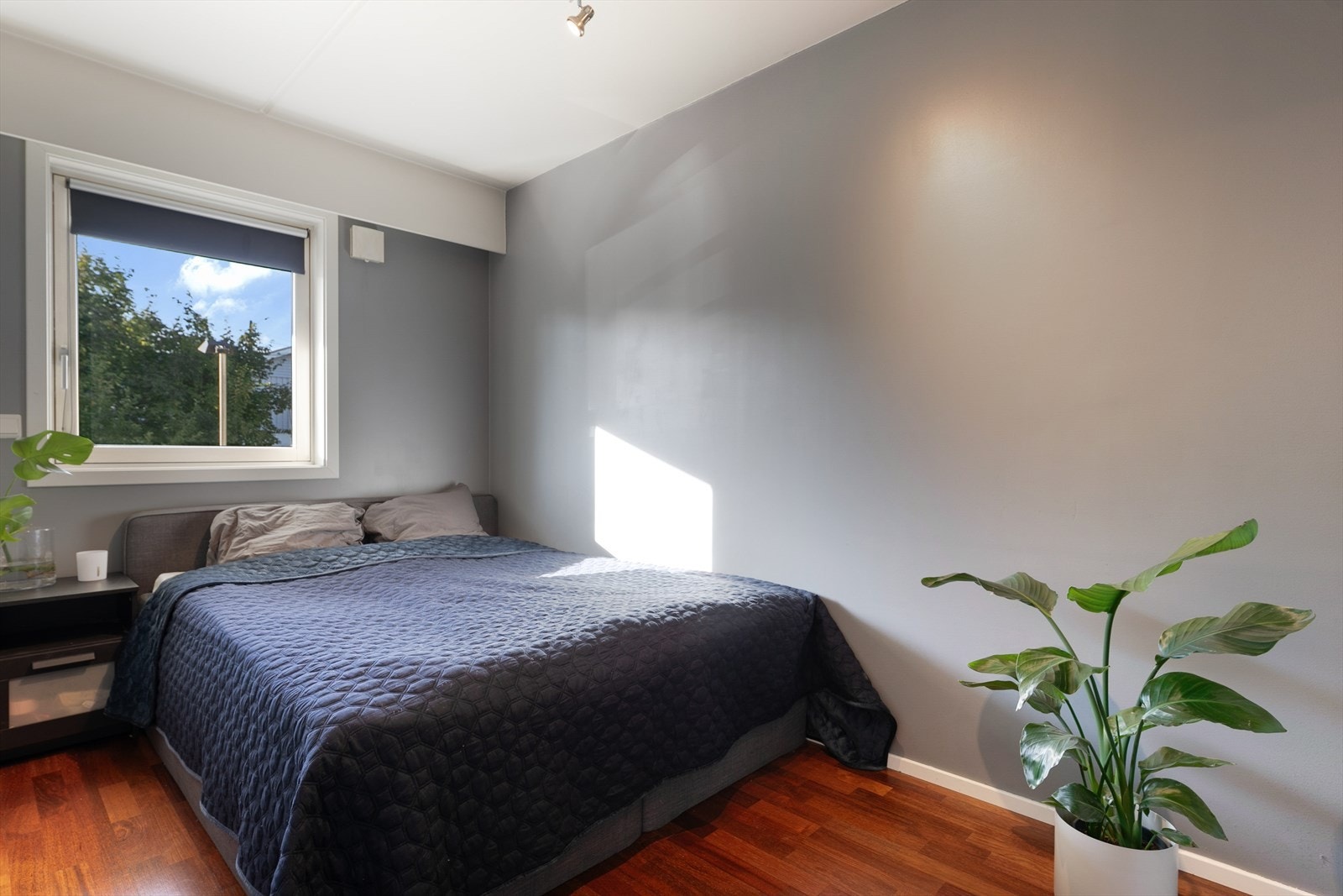 Lyst og stort soverom med plass til seng og tilhørende nattbord. Galleribilde