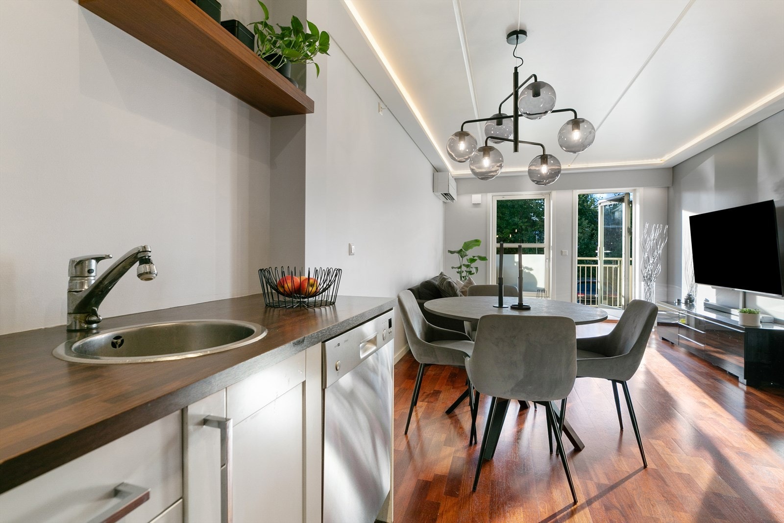 Stuen og kjøkkenet oppleves sosialt med gjennomtenkt belysning og praktiske løsninger. Galleribilde