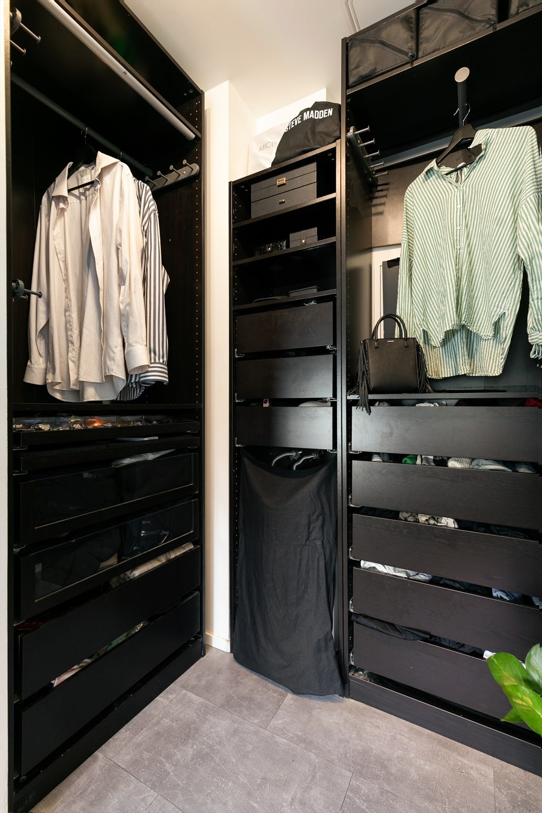 Garderobe. Galleribilde