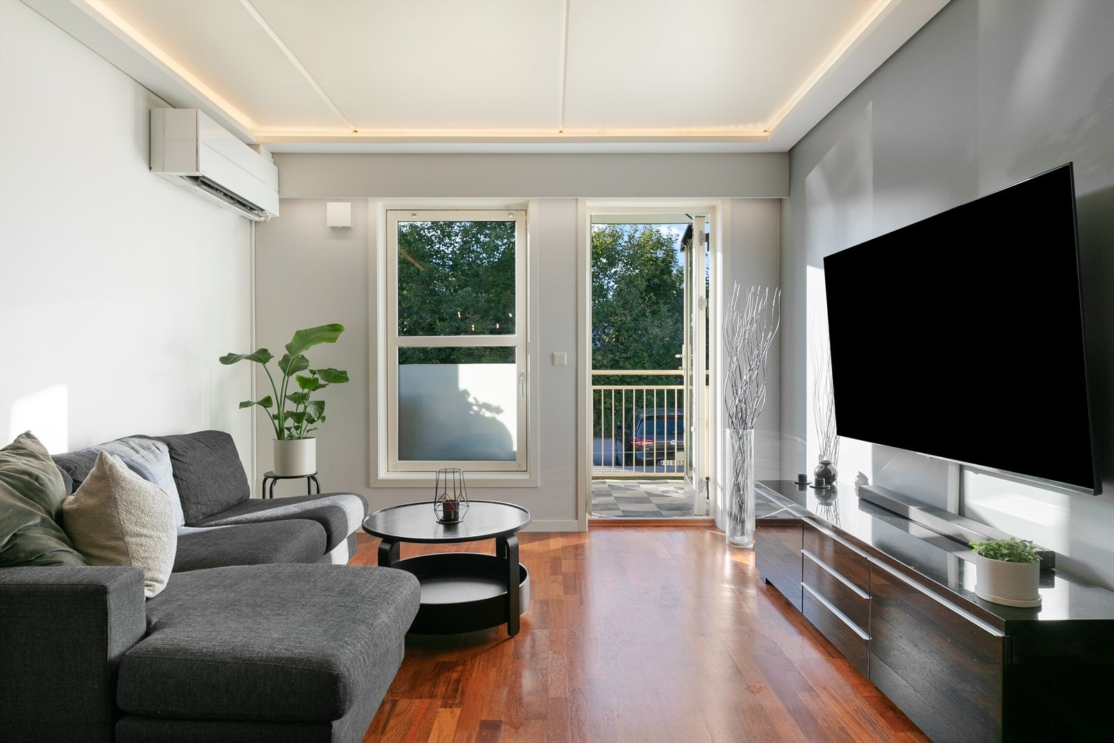 Stue med utgang til balkong og med åpen løsning mot kjøkken. Galleribilde