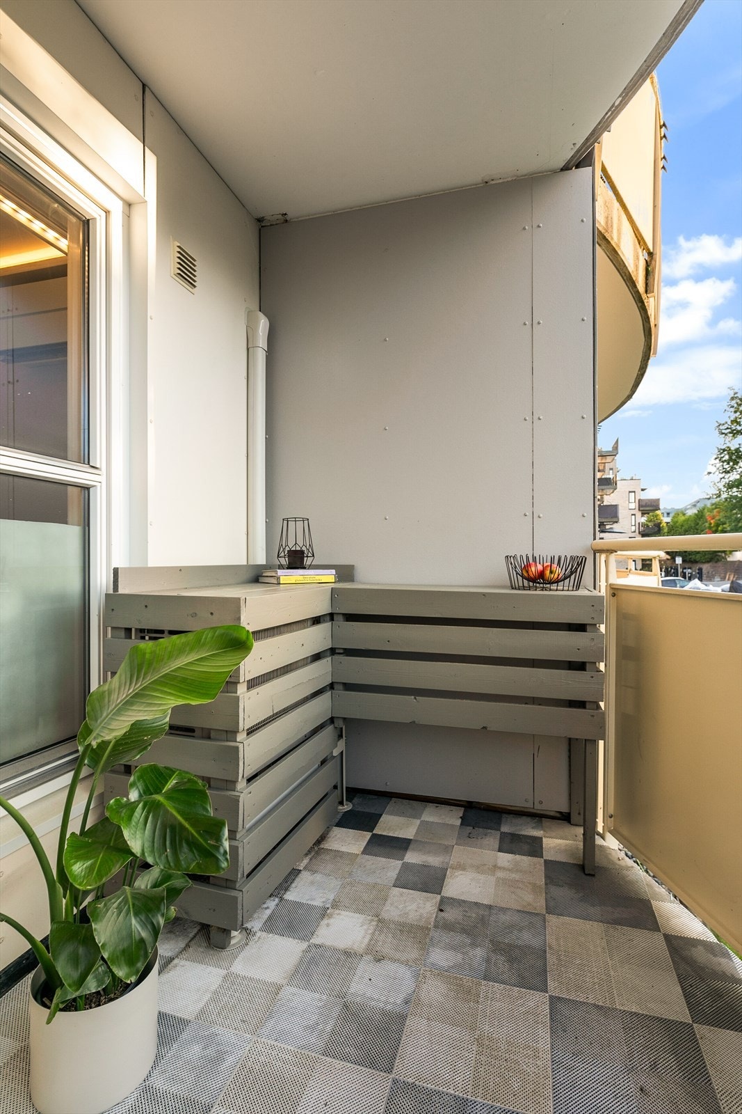 Balkongen fungerer som en forlengelse av stuen på varme dager. Galleribilde