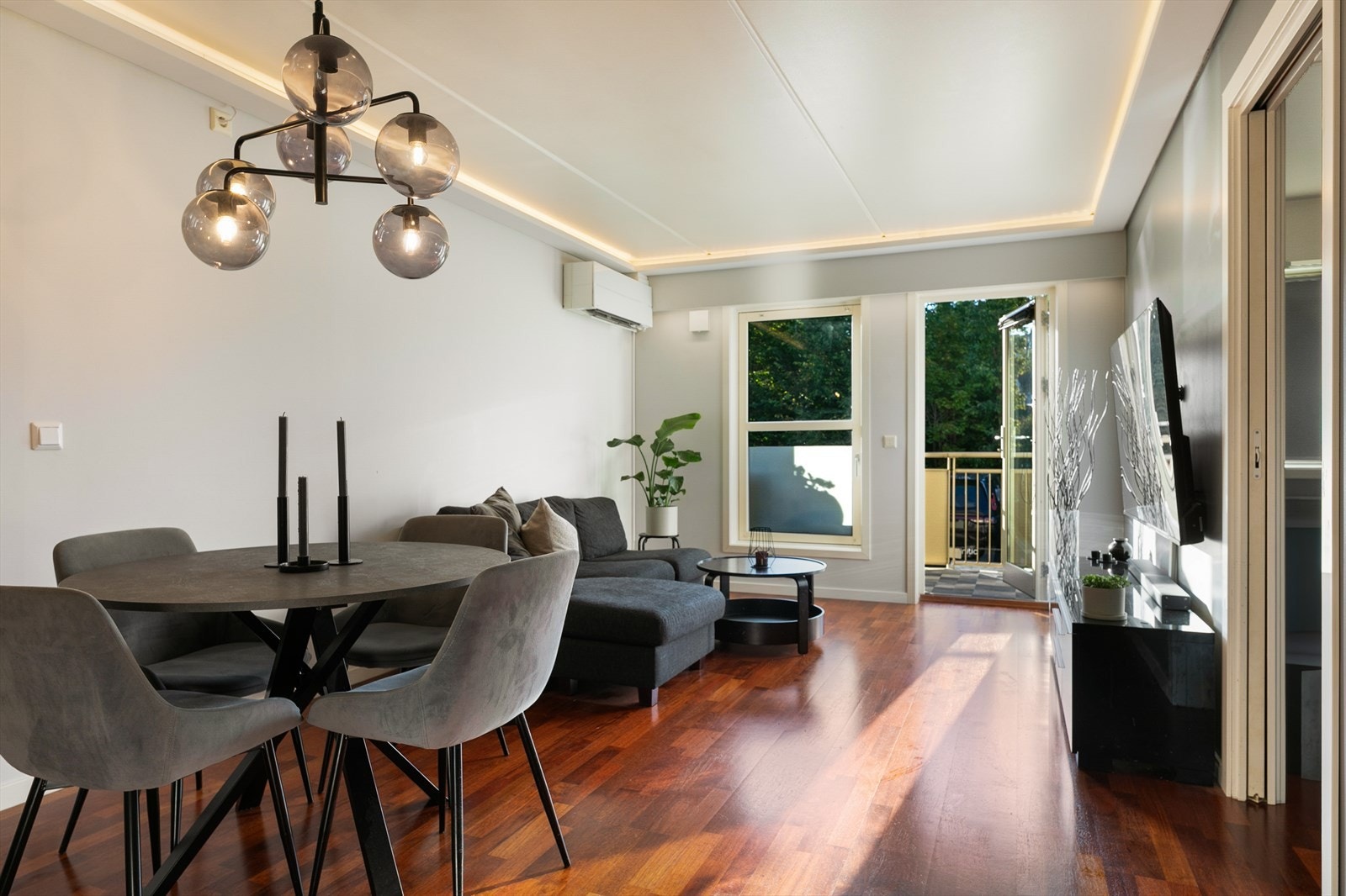 Her kan det møbleres på ulike måter og det er plass til både sofagruppe, spisebord og TV-møblement. Galleribilde