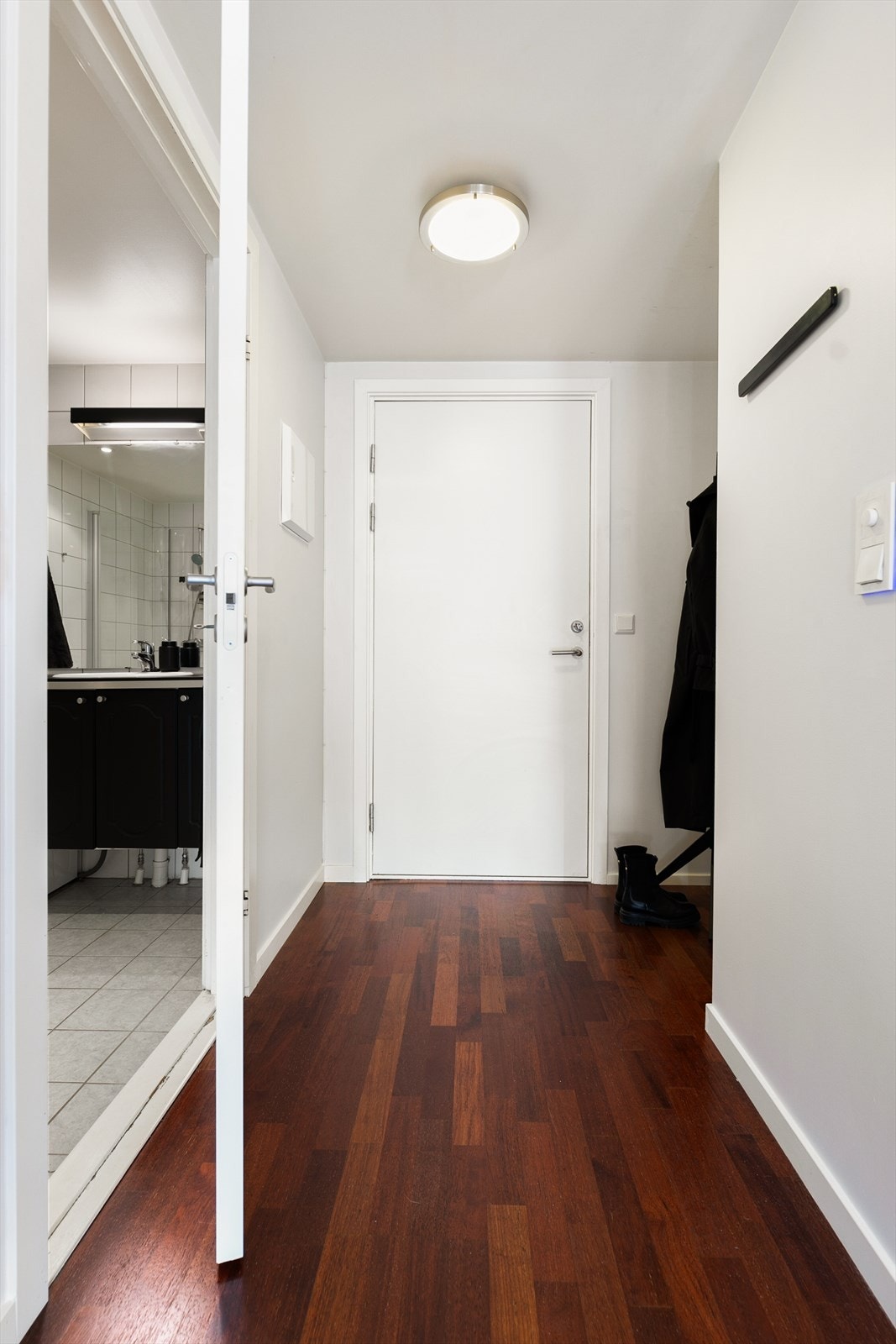 Hyggelig entré med mulighet for oppheng av yttertøy og plassering av sko. Galleribilde