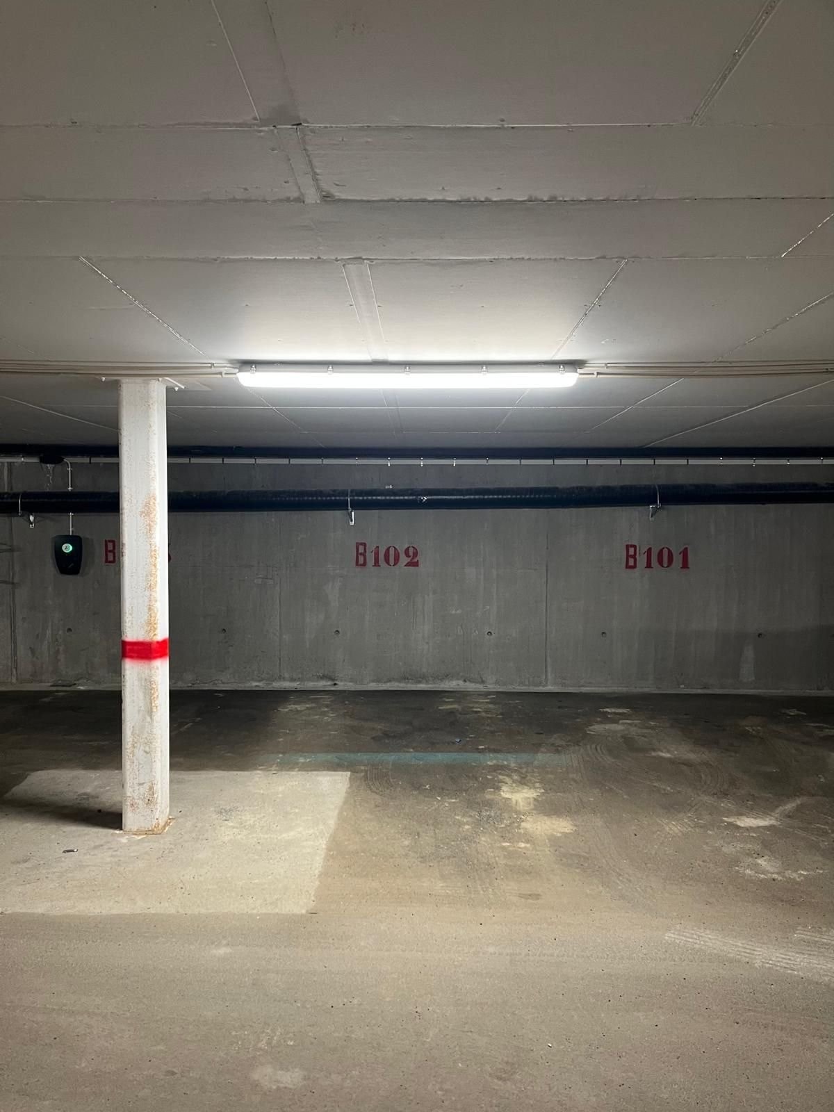 Parkeringsplass inne i garasjeanlegg, klargjort for installering av ladeboks Galleribilde