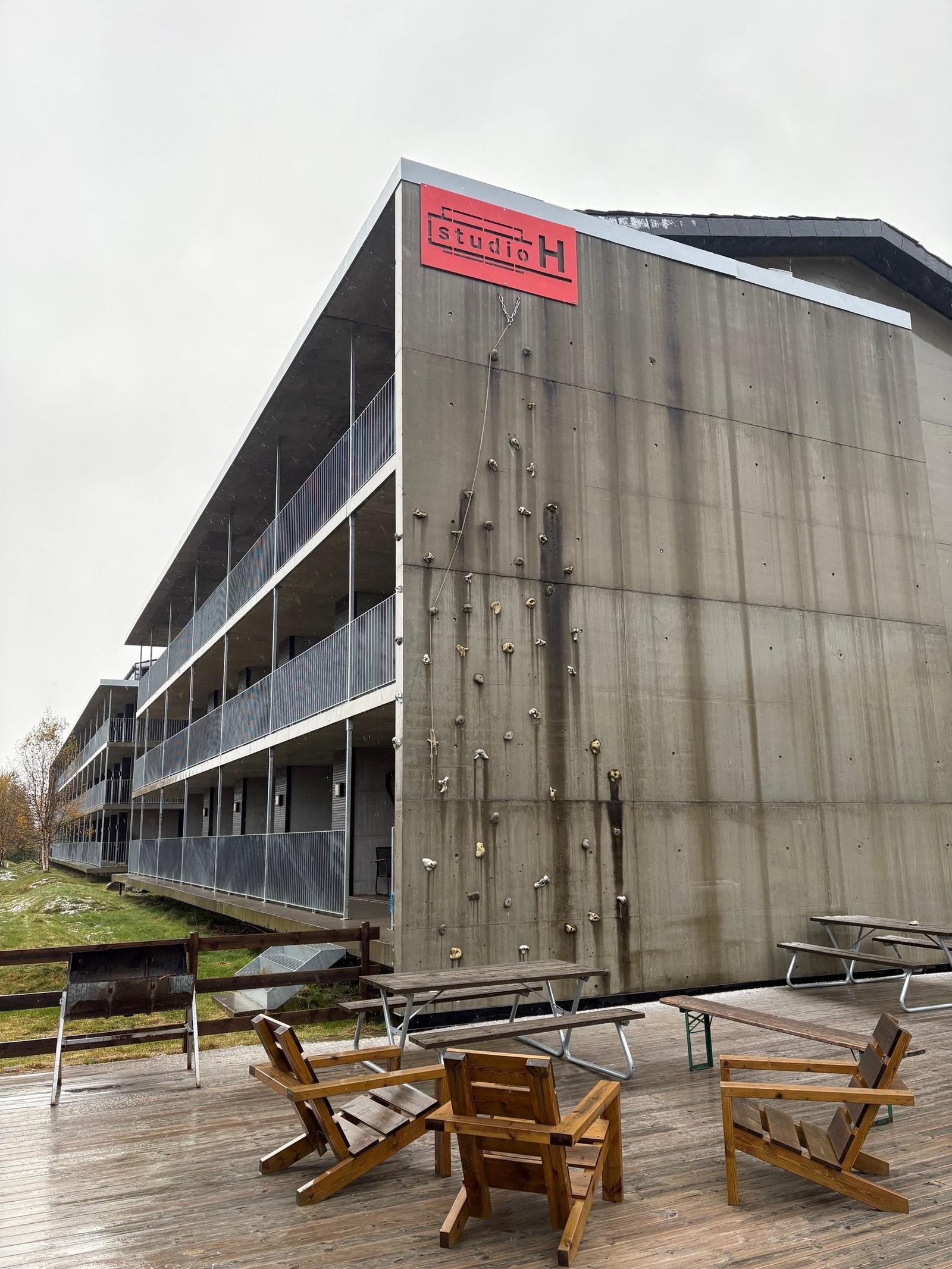 Studio H tilrettelegger for mange fritidsaktiviteter. Klatrevegg på B-blokka og stor felles uteplass. Galleribilde