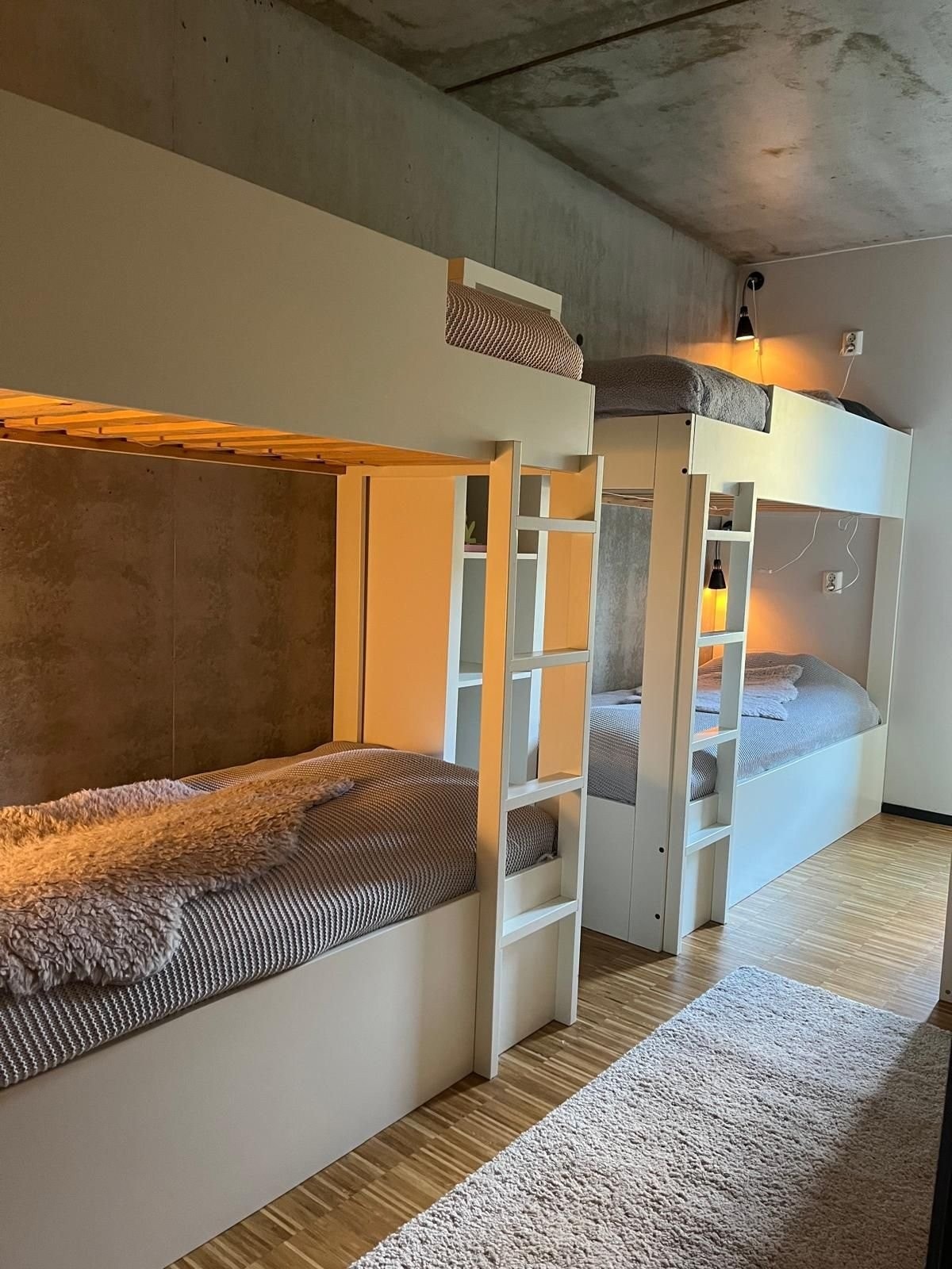 2 køyesenger i soverom 2 og godt med hylleplass Galleribilde