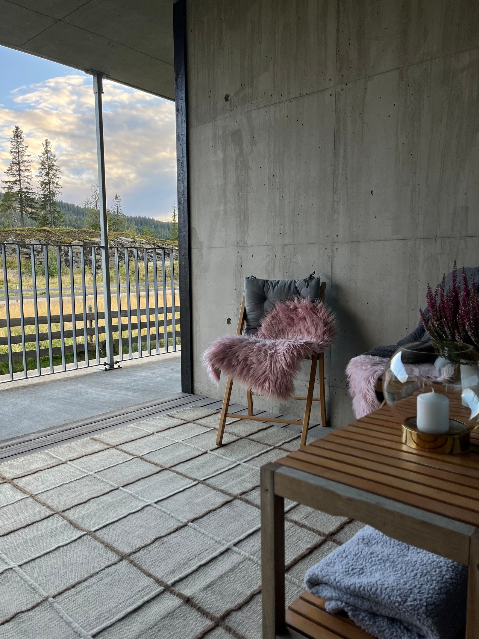 Solrik uteplass med bod til skiutstyr Galleribilde