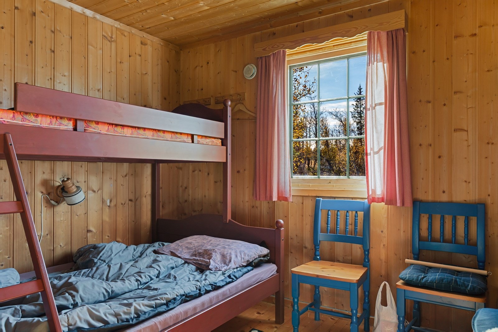 Hytta har tre gode soverom, der det ene har praktisk familiekøye. Soverom 1. Galleribilde