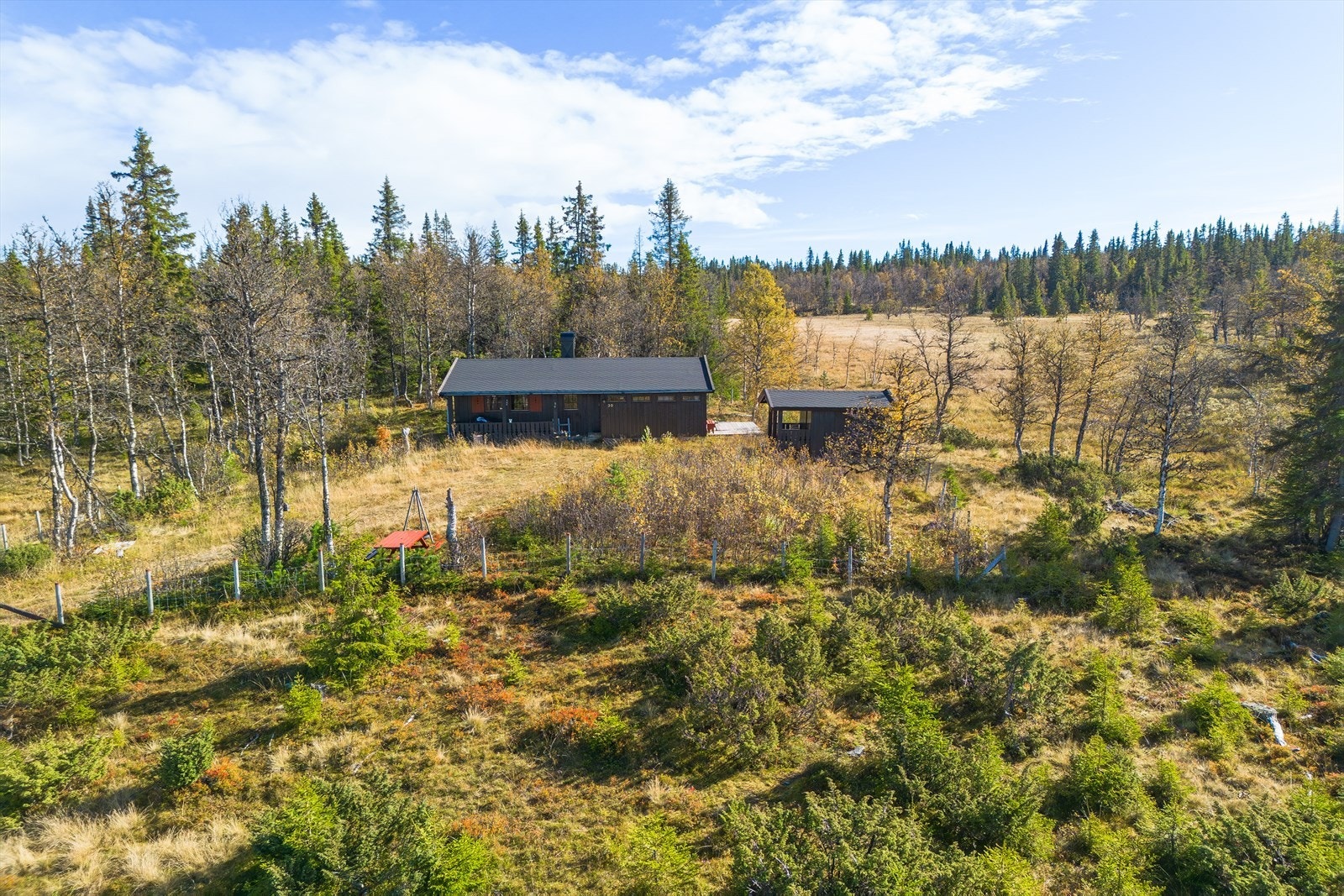 Midtløovegen 30 kombinerer det beste fra to verdener: roen og nærheten til naturen - og enkel tilgang til aktivitet og bekvemmelighet. Galleribilde