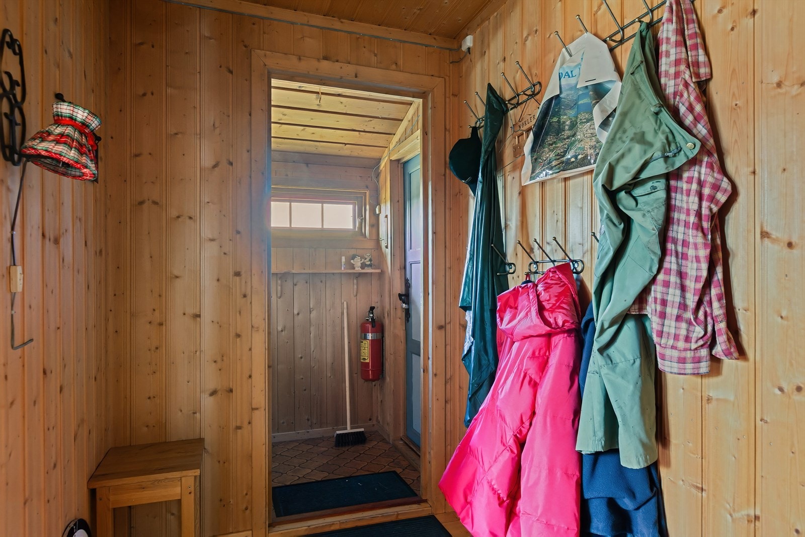 Når du trer inn i hytta, møtes du av vindfang og gang med plass til yttertøy og sko. Galleribilde