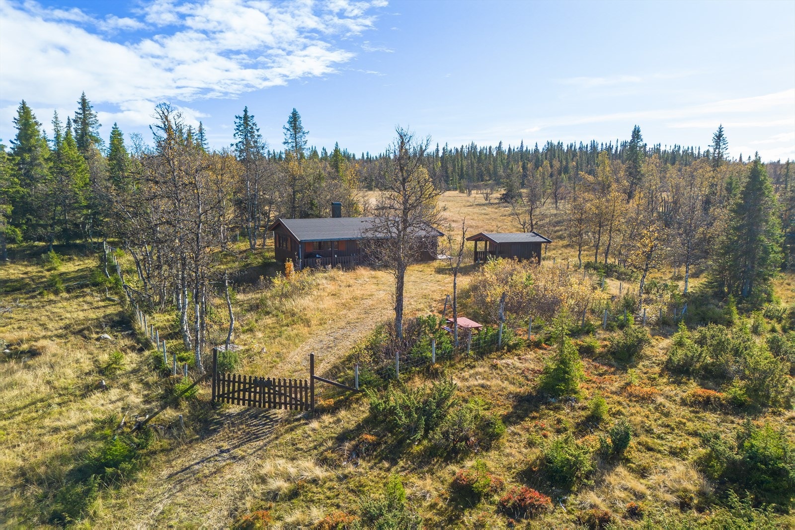Eiendommen ligger på Middalstølen mellom Breiset og Saustølen, ca. 925 moh. Galleribilde