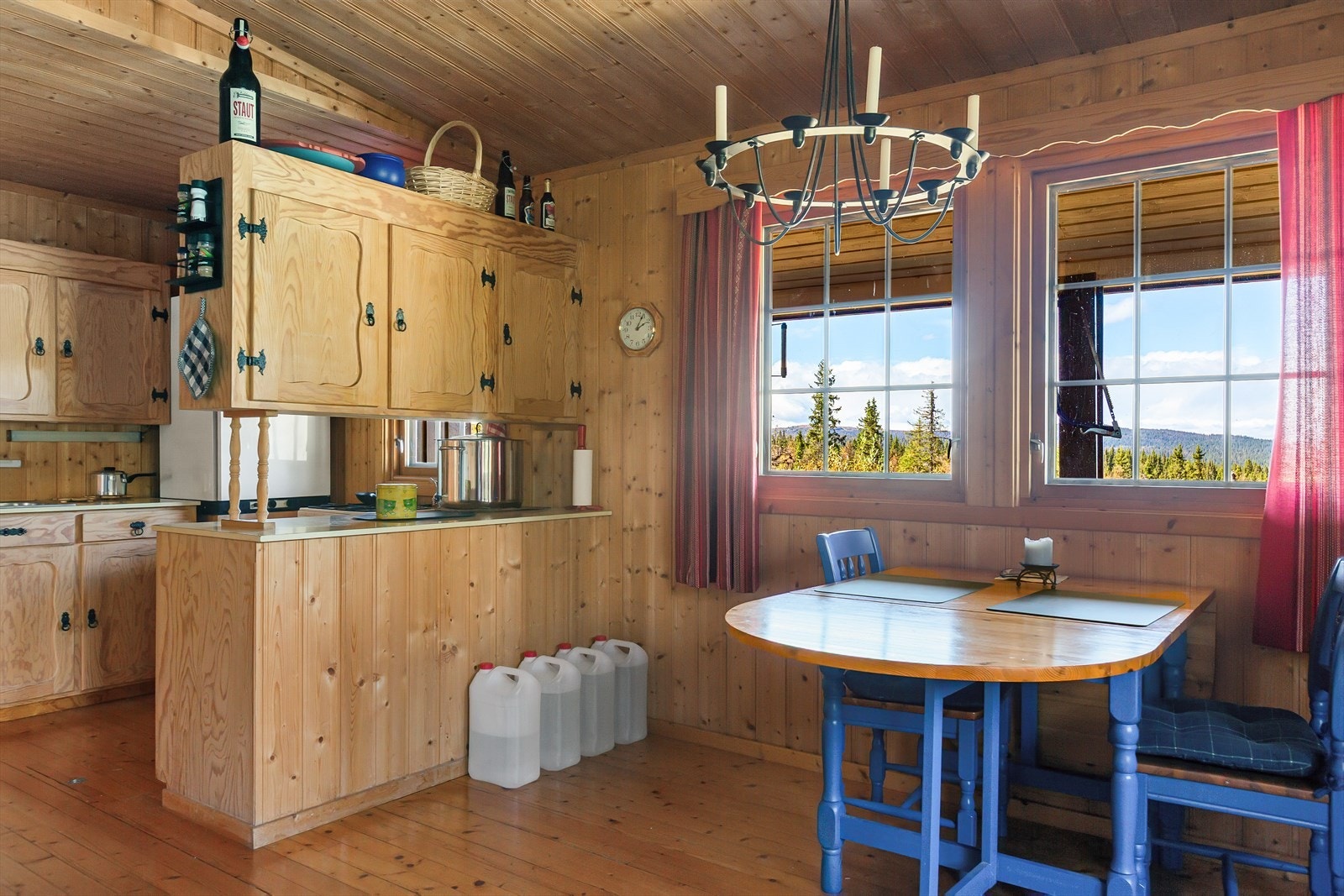 Stua har mye naturlig lys inn fra alle kanter via de mange vinduene, og dette sammen med den rausta himlingen gir en god og luftig romfølelse. Galleribilde