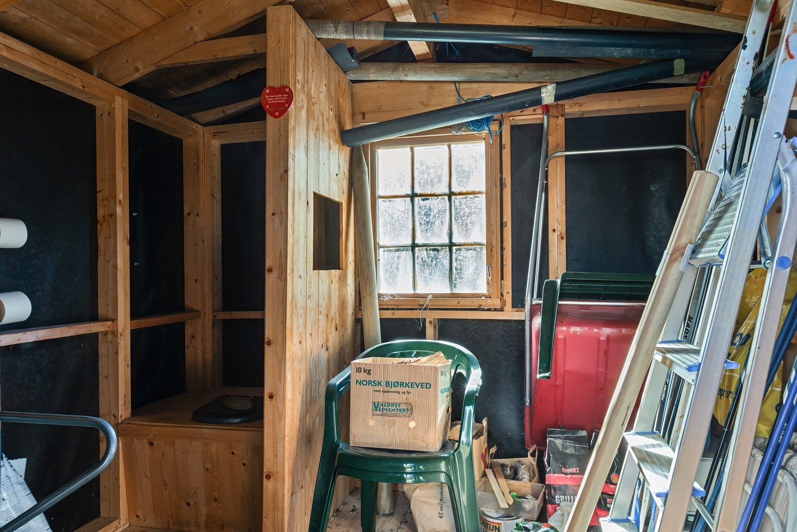 Uthuset er innredet med utedo og bodrom - praktisk for å lagre utstyr, utemøbler og tørr ved. Galleribilde
