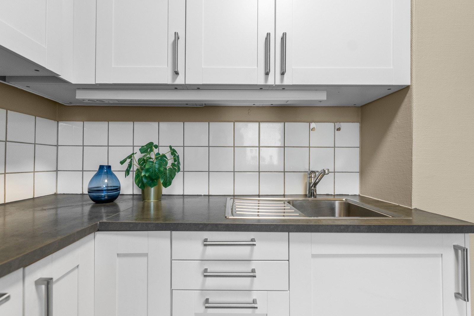 Laminat benkeplate med nedfelt oppvaskkum og nisjer for komfyr og kjøl-/fryseskap. Galleribilde