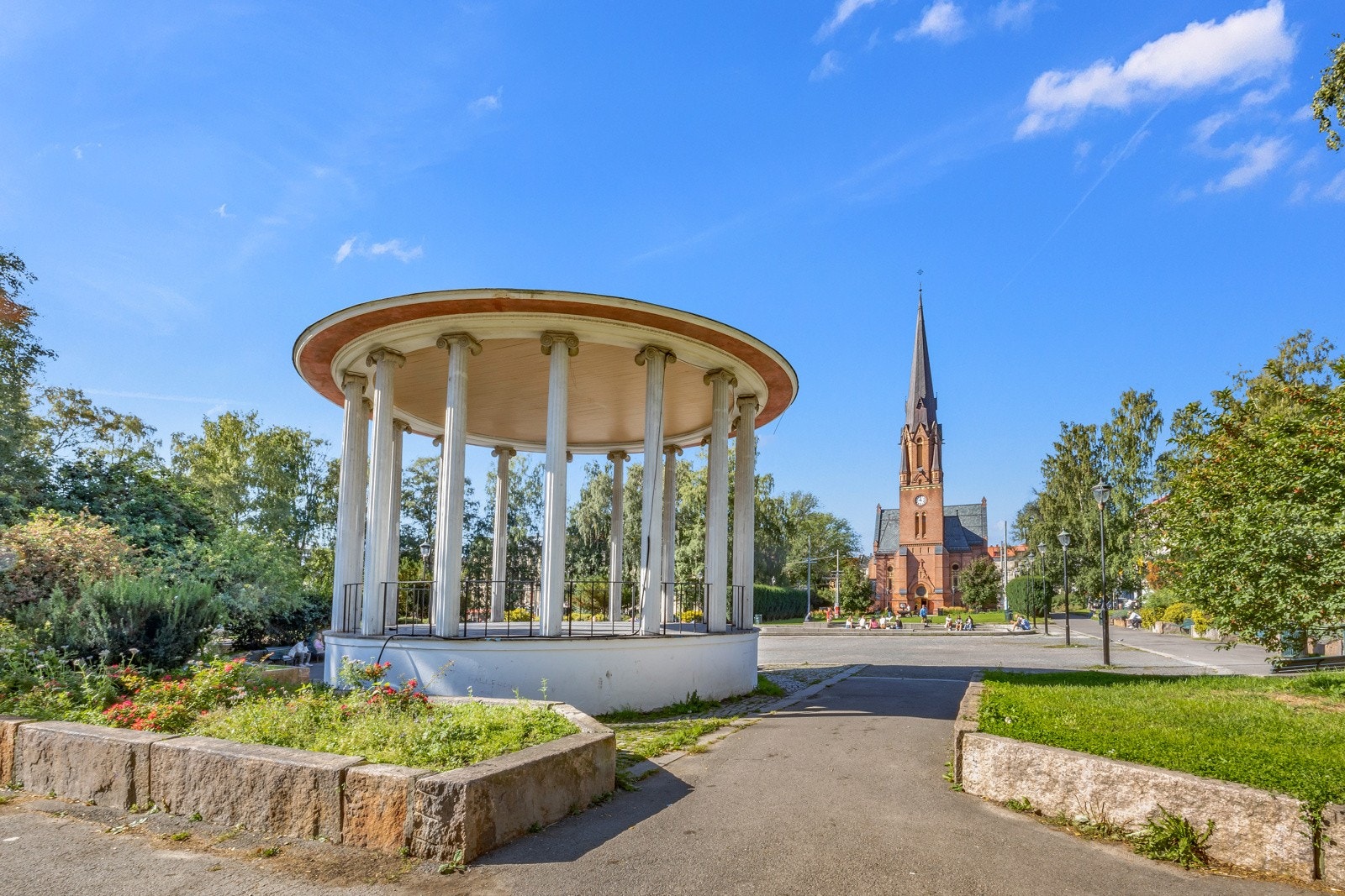 Nærområdet byr på flotte park- og grøntområder som for eksempel Ola Narr, Birkelunden og Sofienbergparken. Birkelunden byr på folkeliv, arrangementer og konserter om sommeren. Galleribilde