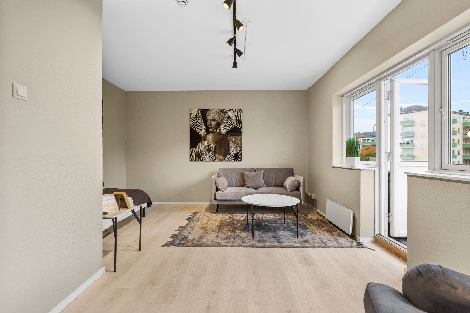 Stue med store vindusflater som slipper inn godt med naturlig lys. Galleribilde