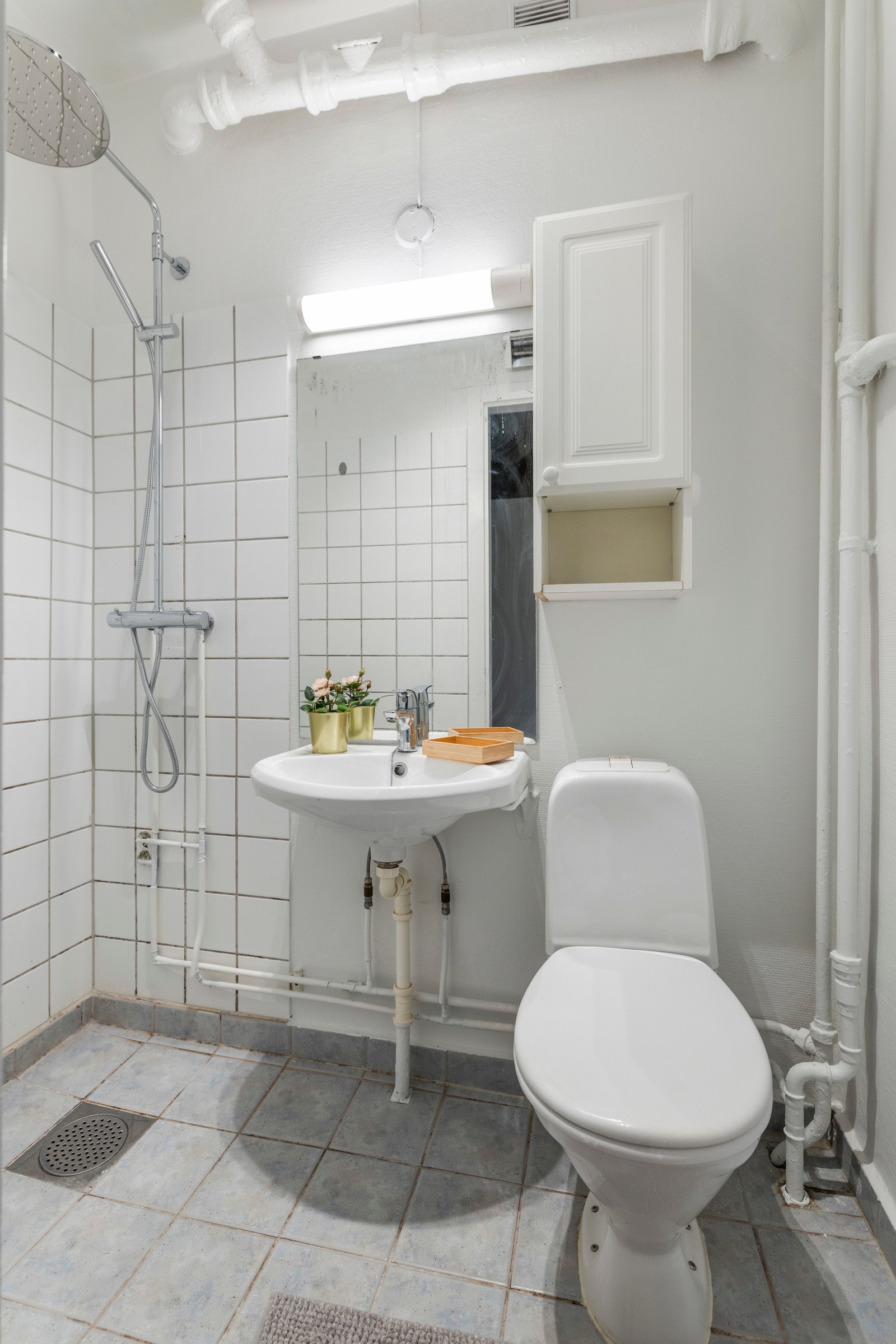 Dels flislagt bad med adkomst fra entré Galleribilde