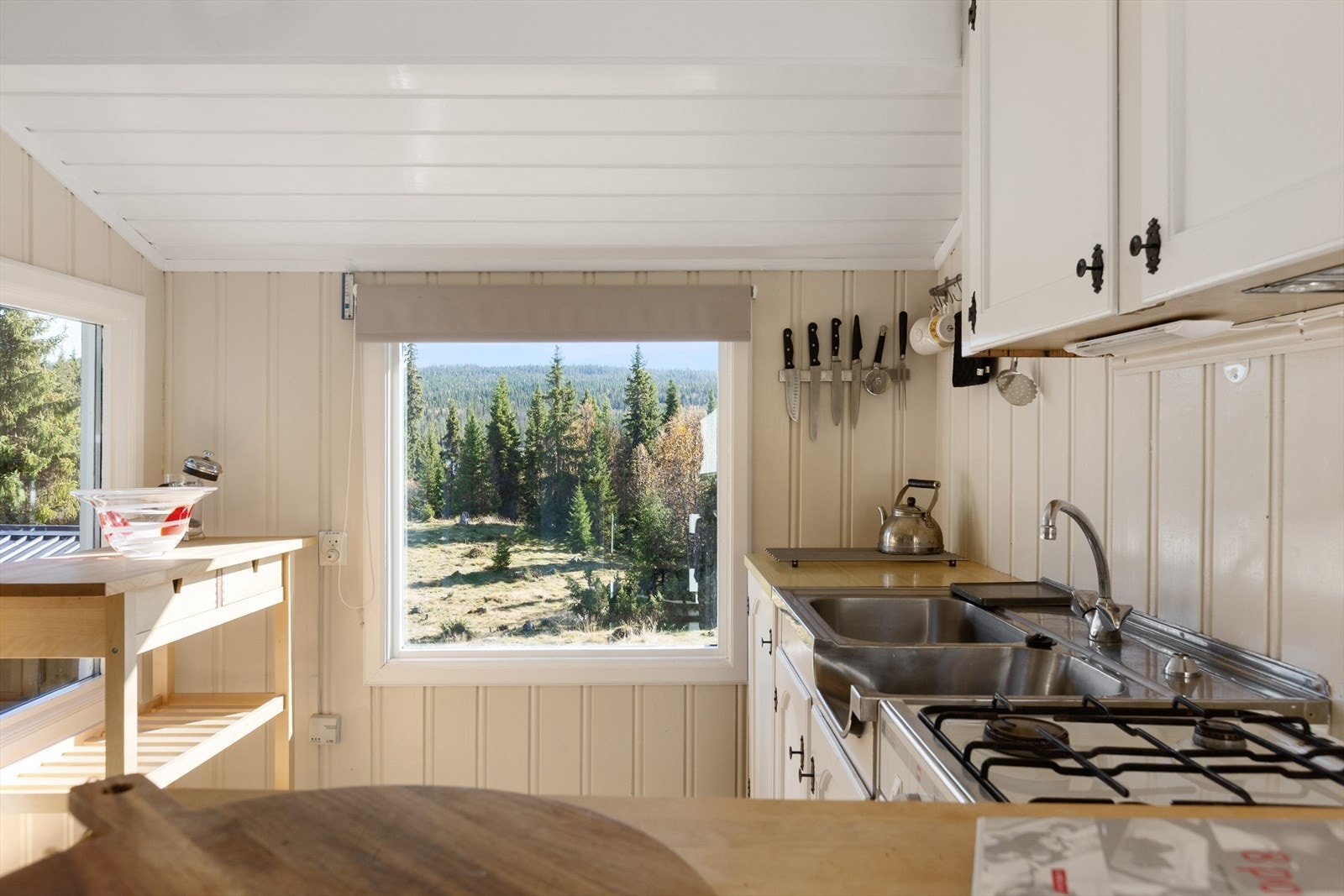 Gasskomfyr og ventilator med avtrekk følger med. Galleribilde