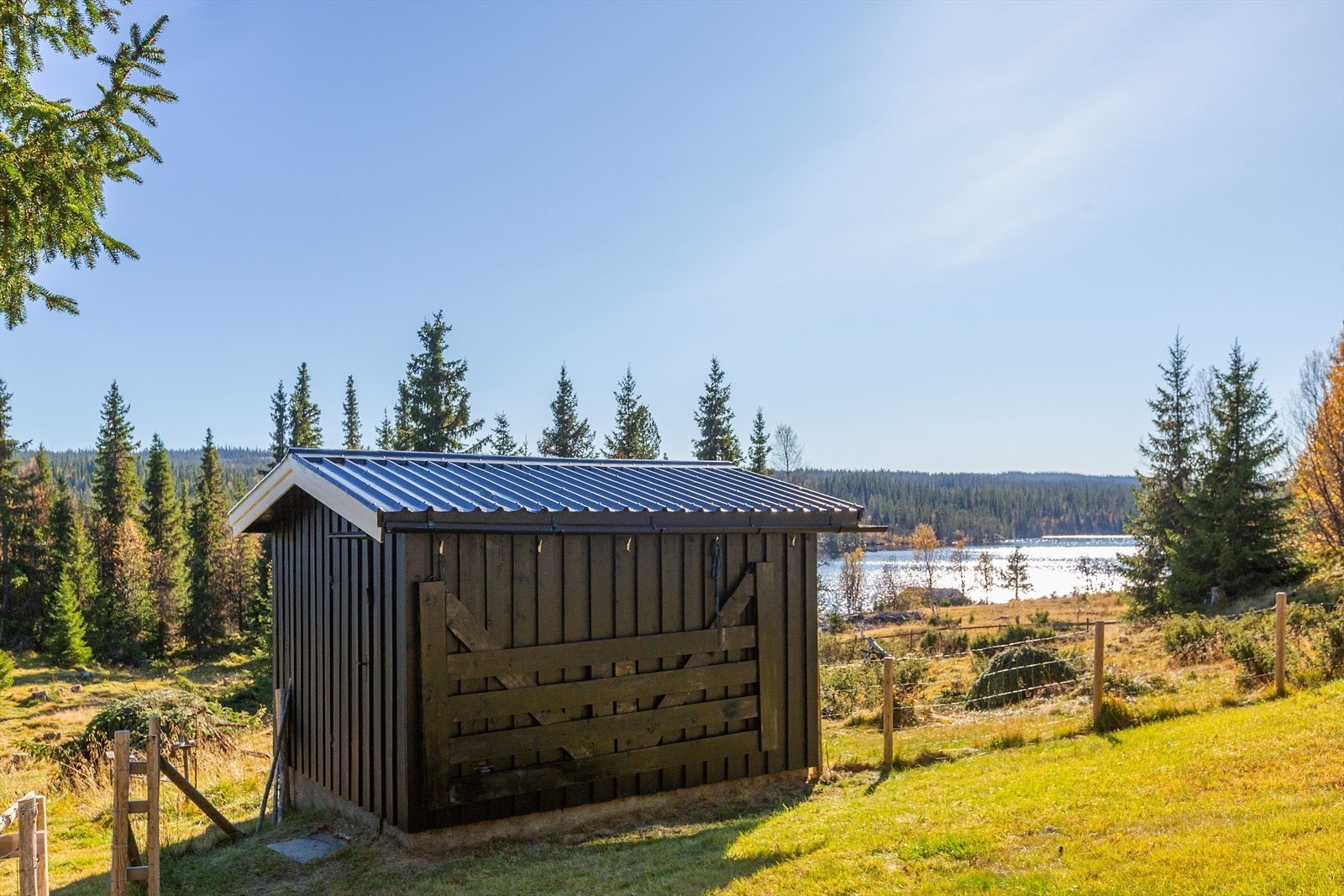 På eiendommen er det også en praktisk bod. Galleribilde