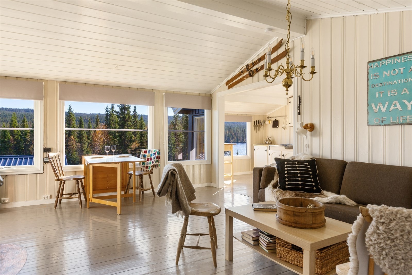 Innvendig møter du en lys og trivelig atmosfære med gulv av malt furu, vegger i malt trepanel og himling med rausta tak som gir rommene ekstra god romfølelse. Galleribilde