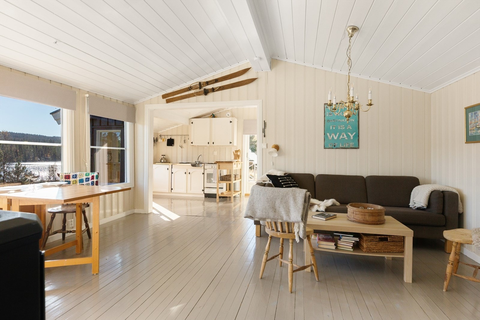 Her er det god plass til både sofakrok og spisegruppe. Galleribilde