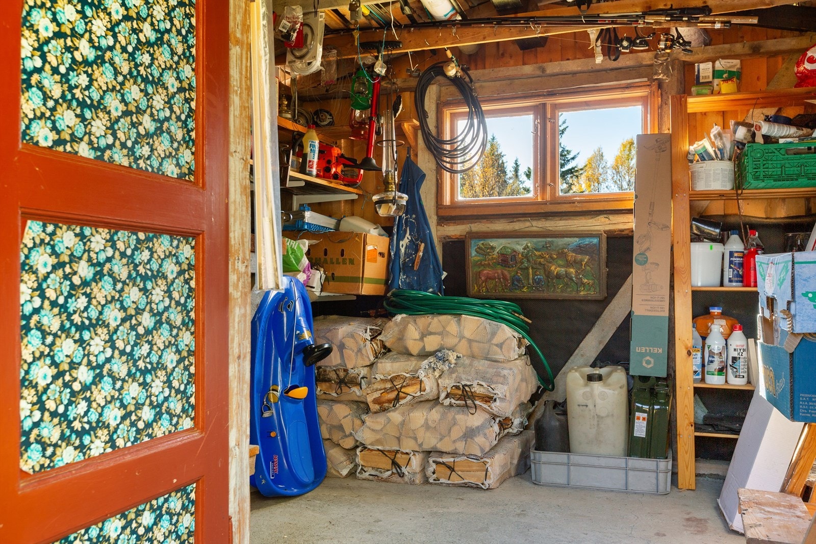 Boden inneholder utedo og bodrom for oppbevaring av ved og annet utstyr. Galleribilde