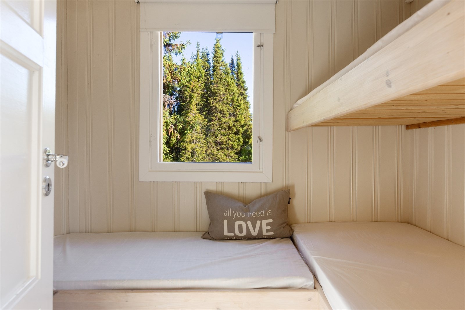 Det tredje rommet har plassbygd køyeseng kombinert med enkeltseng, så her får du enkelt plass til både familie og gjester. Galleribilde