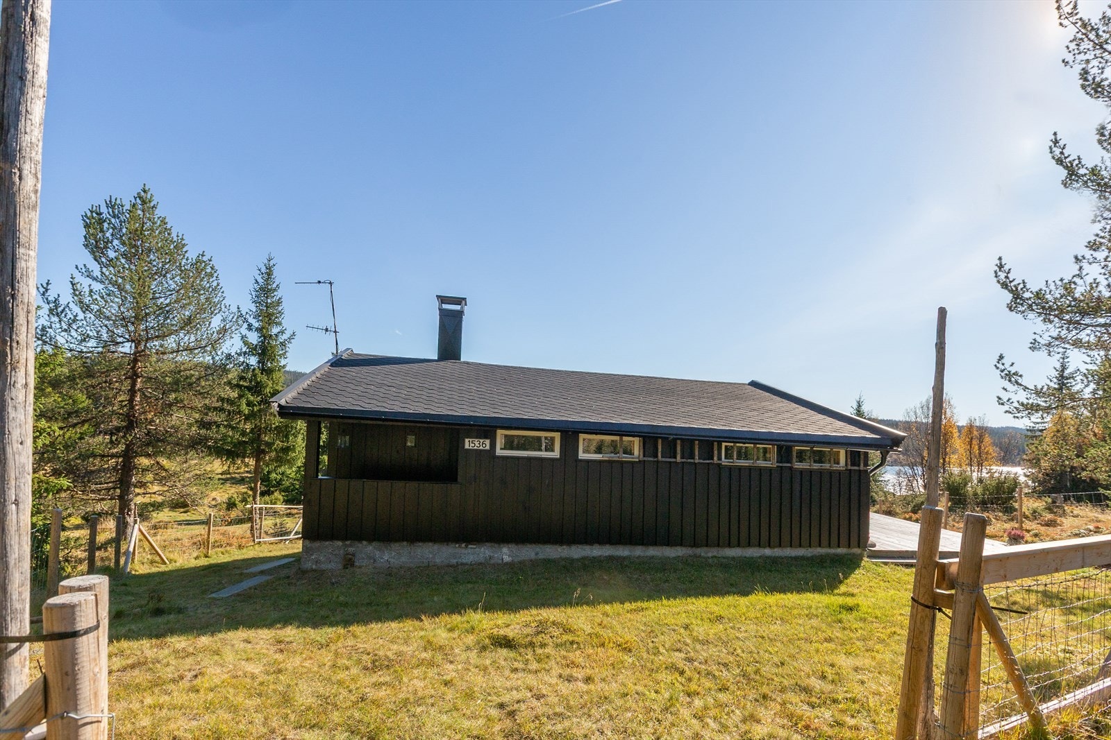 I Sameigevegen 1536 får du en sørvendt tomt med gode solforhold og nydelig utsikt mot vannet og det omkringliggende landskapet. Galleribilde