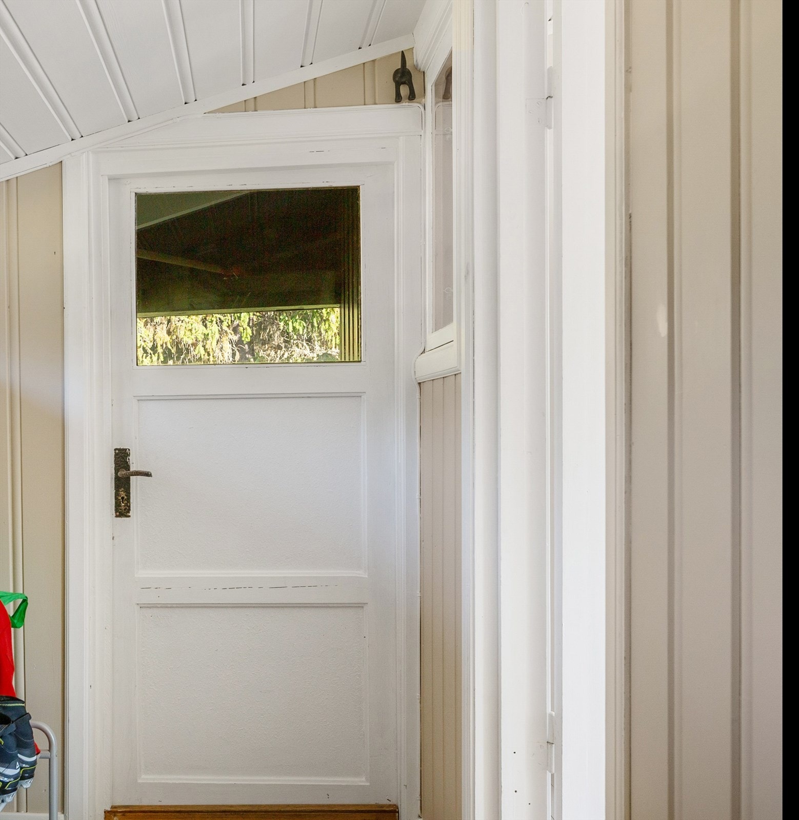 Ved inngangspartiet finner du et hyggelig, overbygd inngangsparti med liten veranda som leder inn til entréen - et praktisk rom med plass til yttertøy og sko. Galleribilde