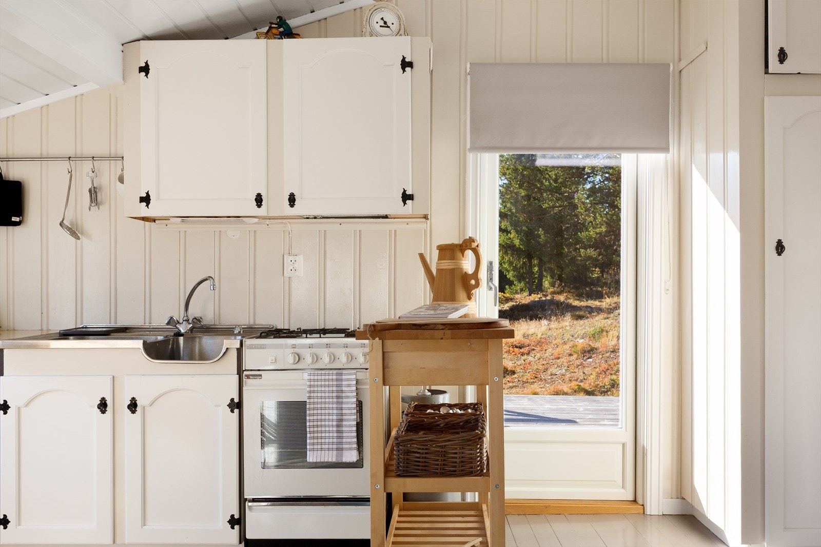 Fra kjøkkenet har du utgang til en stor, solrik terrasse - et naturlig samlingspunkt for hyggelige måltider, solfylte dager og lange sommerkvelder. Galleribilde