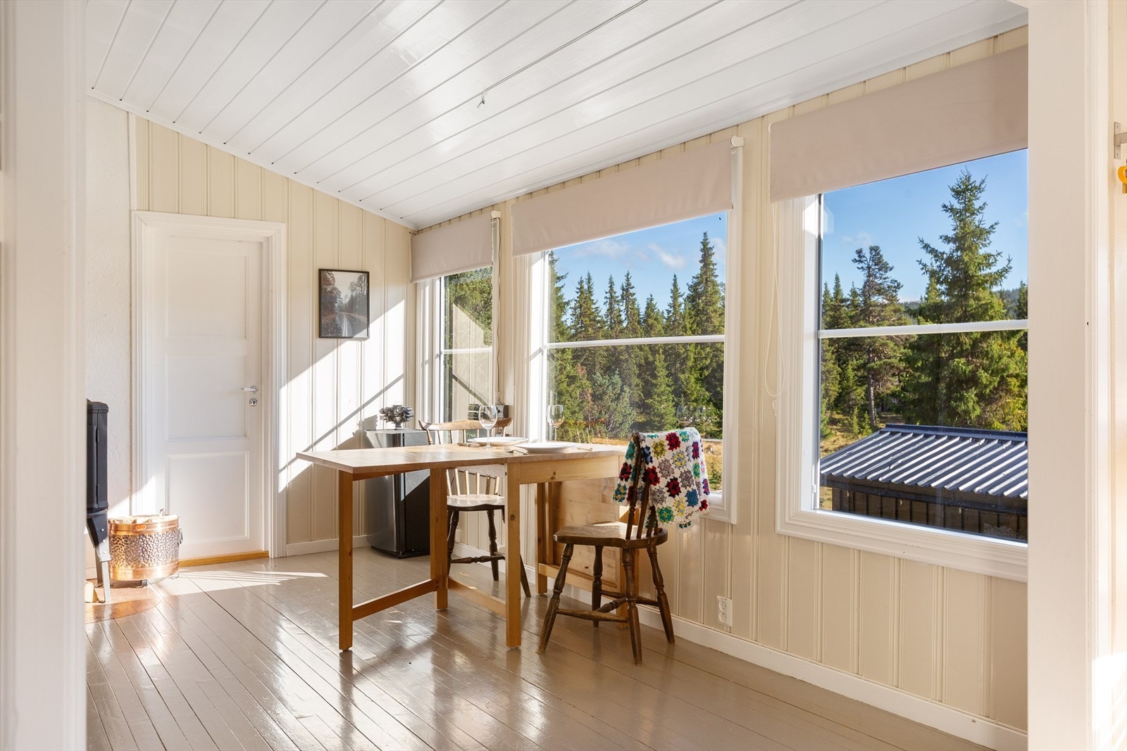 Stua er innbydende og luftig med store vinduer som slipper inn rikelig med dagslys og gir deg flott utsikt over området. Galleribilde