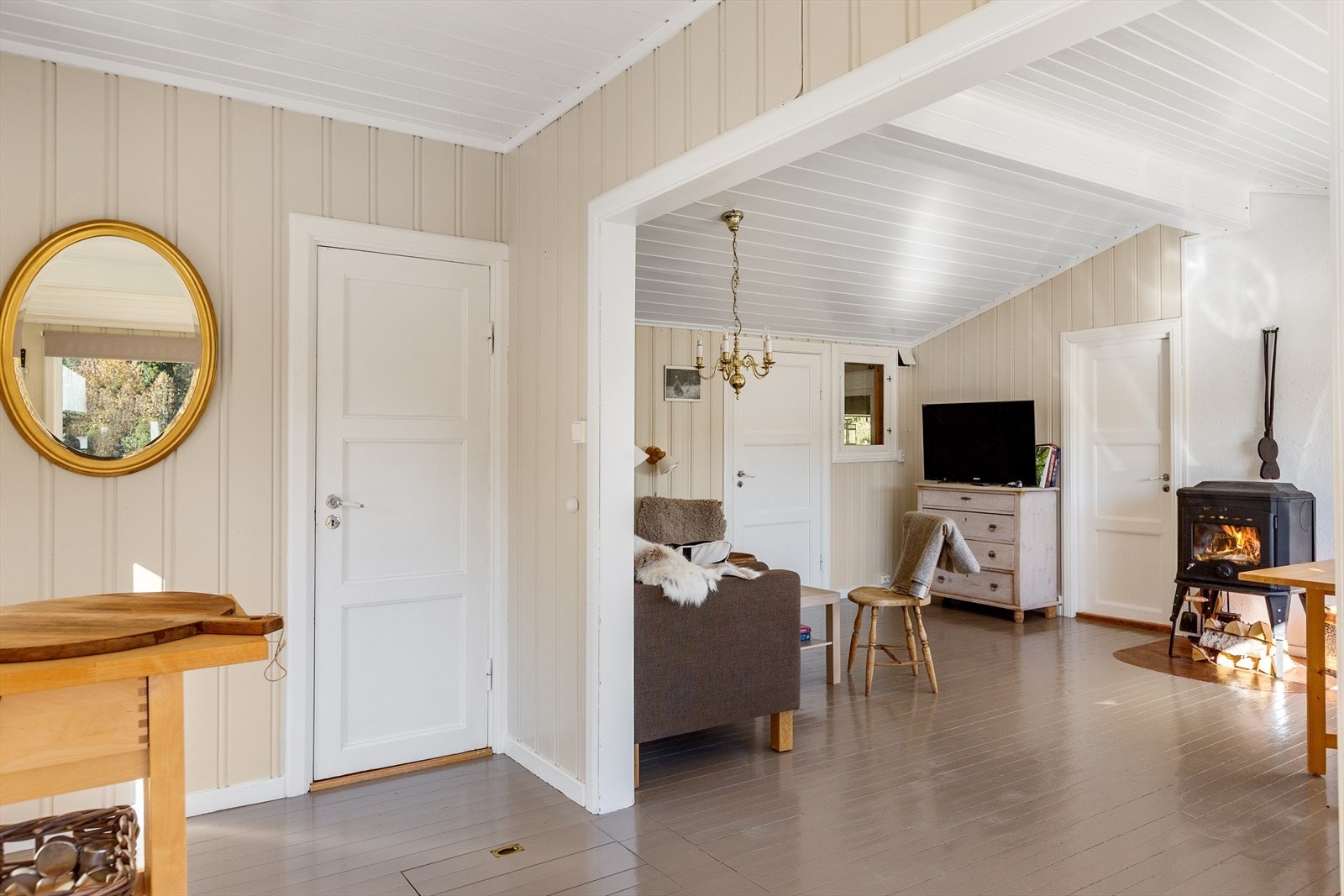 Kjøkkenet har også kjellerluke i gulvet med lagringsplass for mat- og drikkevarer. Galleribilde