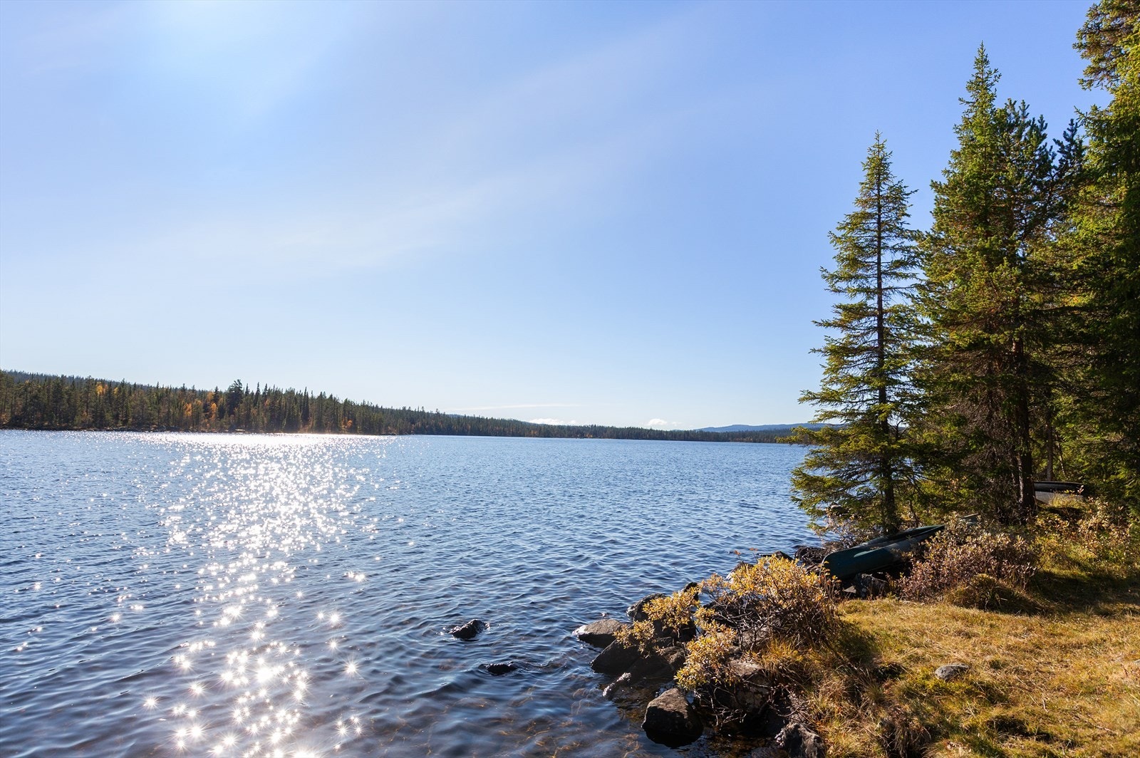 Fra eiendommen er det kort vei ned til Hølervatnet - perfekt for et bad, en padletur eller fiske. Galleribilde