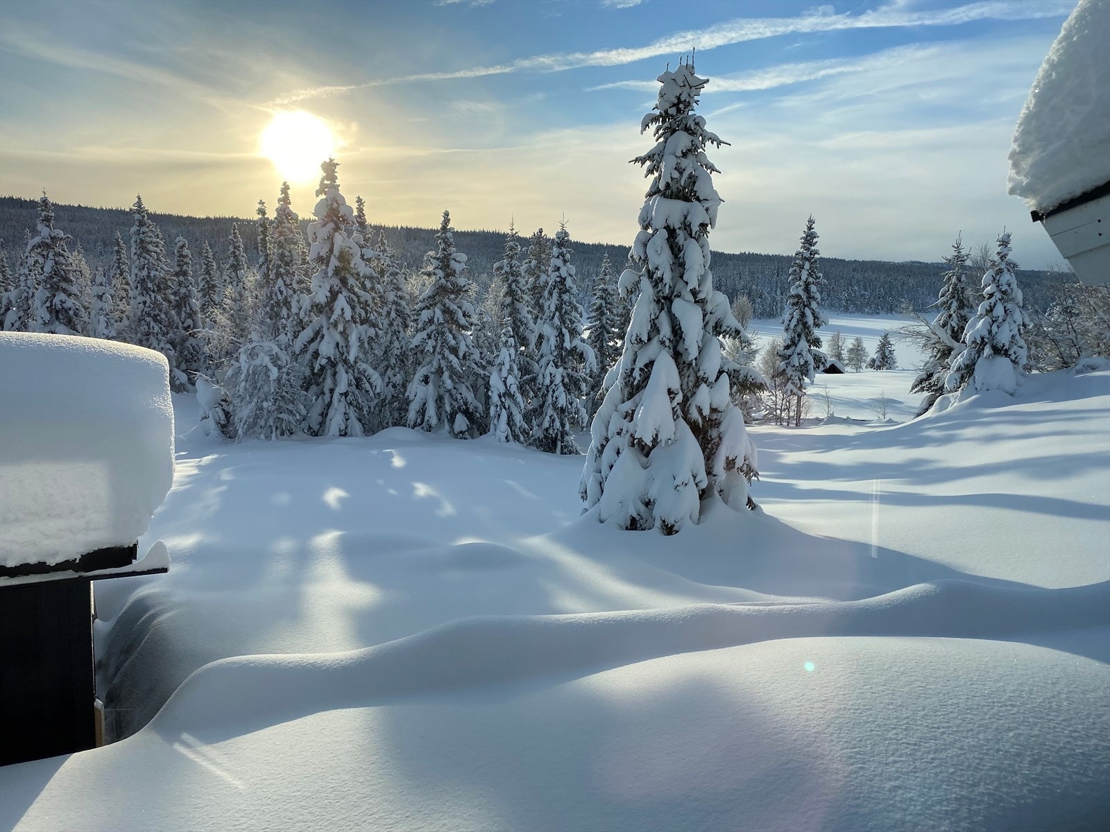 Her kan du spenne på deg skiene og legge i vei innover fjellviddene i preppa løyper. Hytta ligger omlag 150 m. fra fine, oppkjørte skiløyper. (Selgers eget foto) Galleribilde