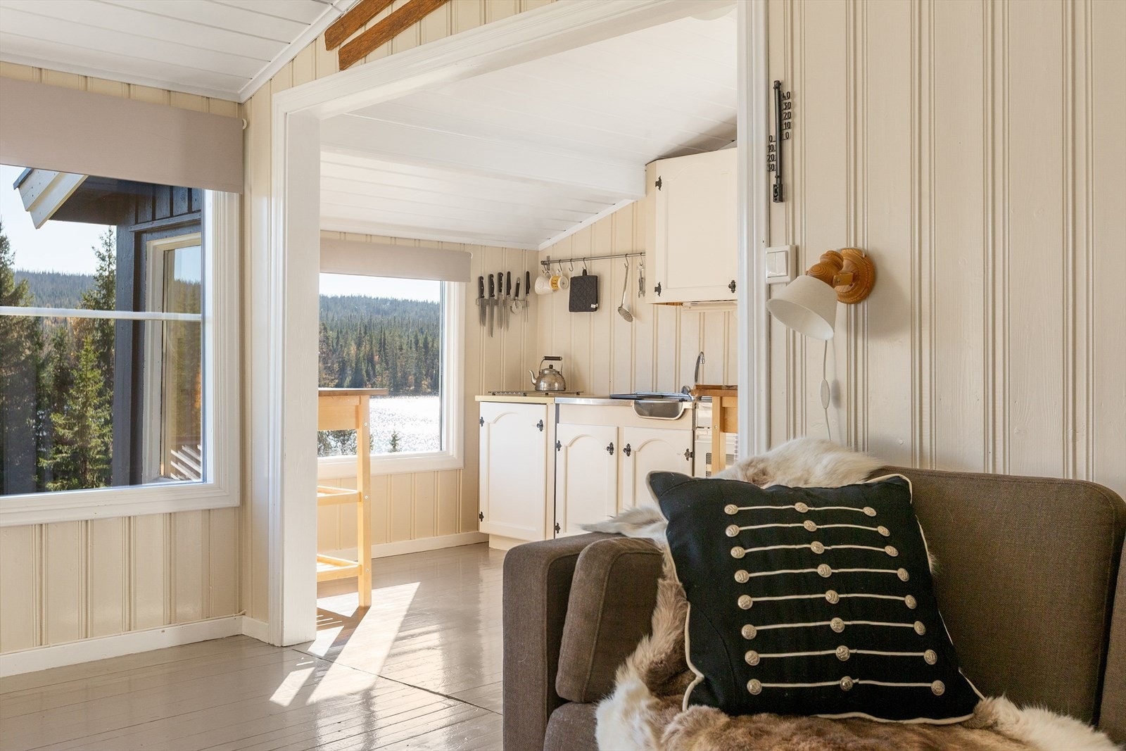 Det er delivs åpent inn til det koselige kjøkkenet. Galleribilde