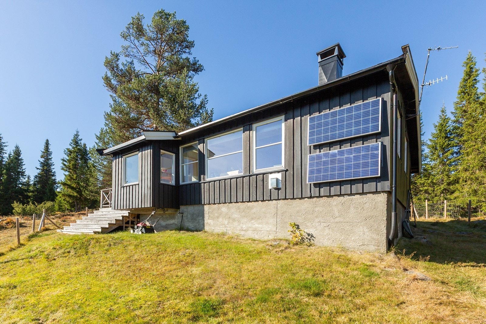 Hytta har helårsvei, men er uten strøm, vann og avløp - et sted hvor du virkelig kan koble av fra hverdagen. Den har solcelleanlegg, "Ring hytta varm" og Wallas oljefyr . Galleribilde