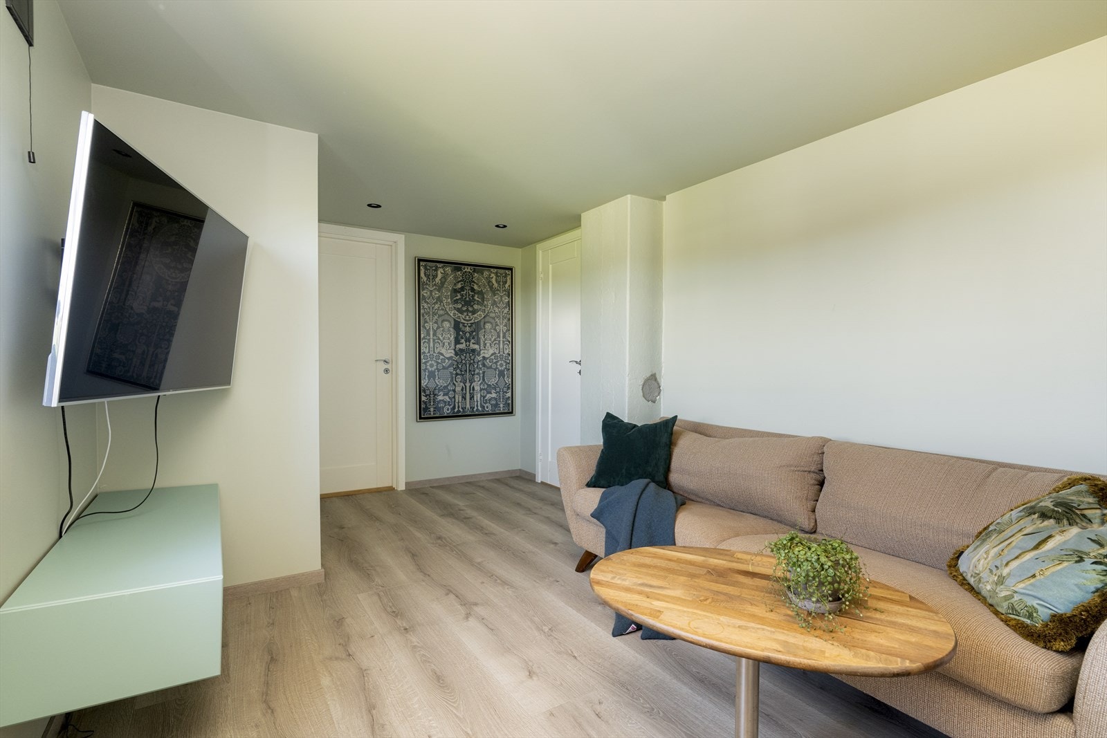 Den koselige tv-stua og soverommene har listefri utførelse rundt vinduer og overgang til tak, samt down-light belysning. Galleribilde