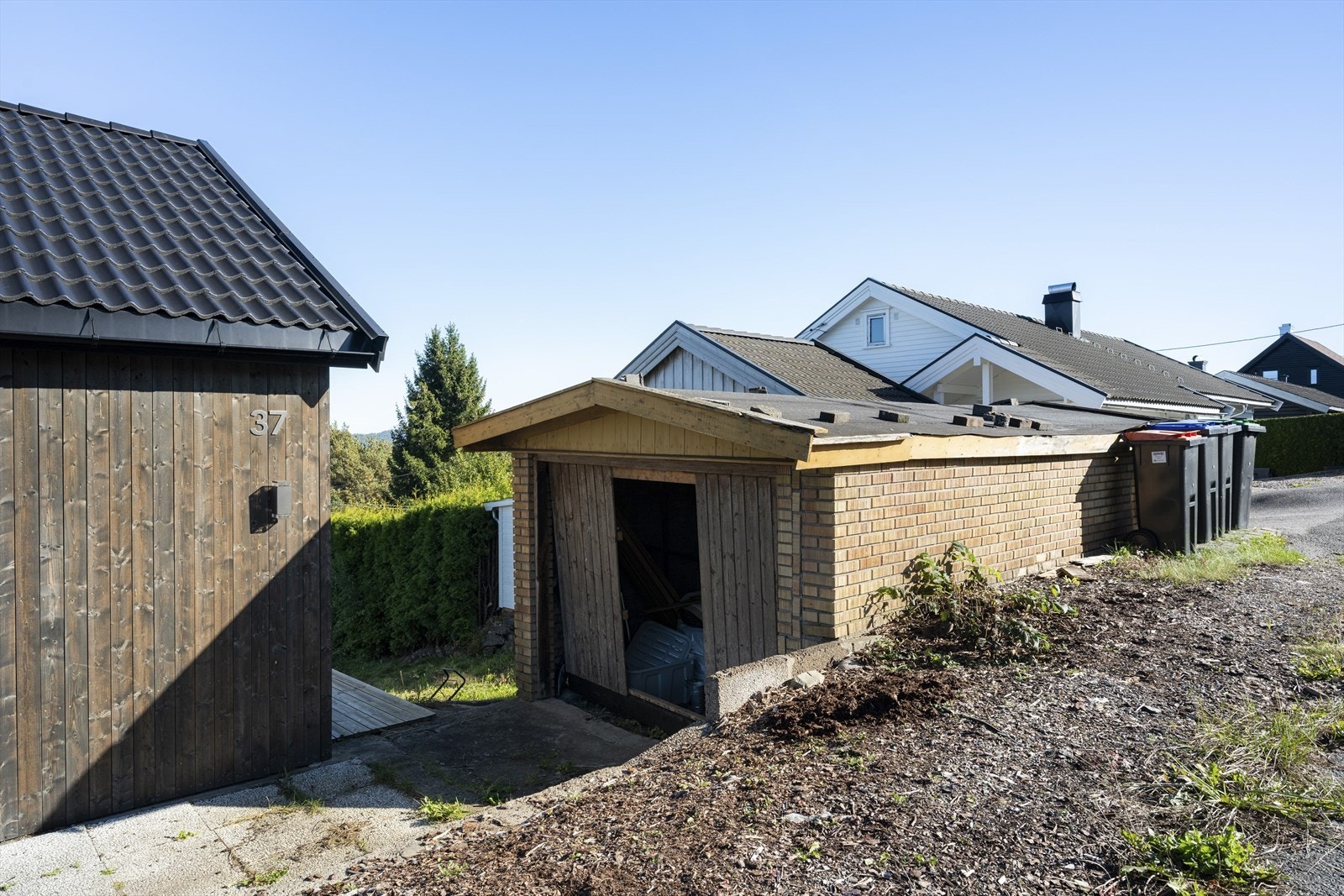 Garasjen er av eldre dato med behov for oppgraderinger, men kan fungere som utebod eller liten garasje videre. Galleribilde