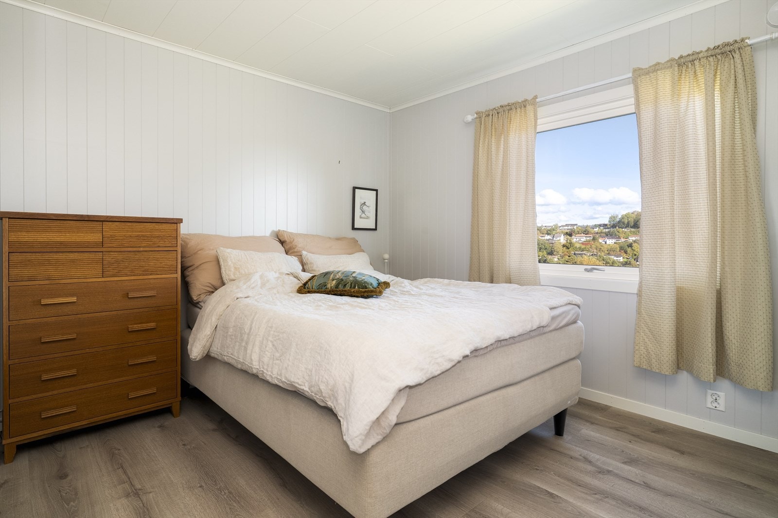 Soverommene er østvendt, med nydelig utsikt og store, gode garderobeløsninger. Galleribilde