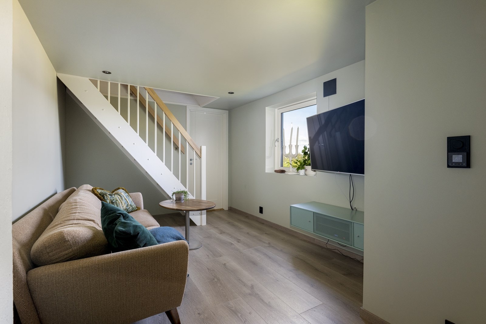 Den relativt nyinnredede underetasjen har også moderne overflater og delikate fargetoner, med ny trapp ned fra hovedetasjen. Innredet del av underetasjen har gulvvarme. Galleribilde